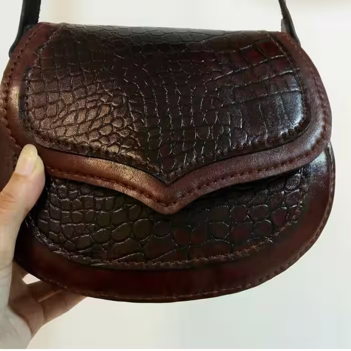 کیف دوشی چرم گاوی دست دوز قابل سفارش در ر نگ دلخواه
