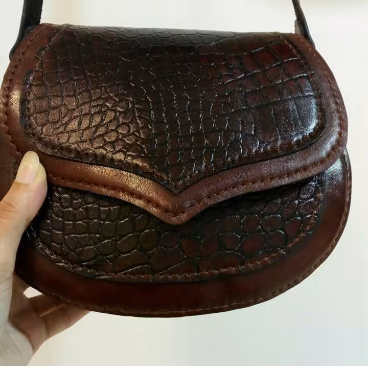 کیف دوشی چرم گاوی دست دوز قابل سفارش در ر نگ دلخواه