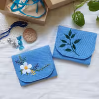 پک هدیه مذهبی ست هدیه دو عددی زنانه و مردانه جانماز جیبی گلدوزی شده با دست رنگ آبی روشن با بسته بندی بسیار زیبا