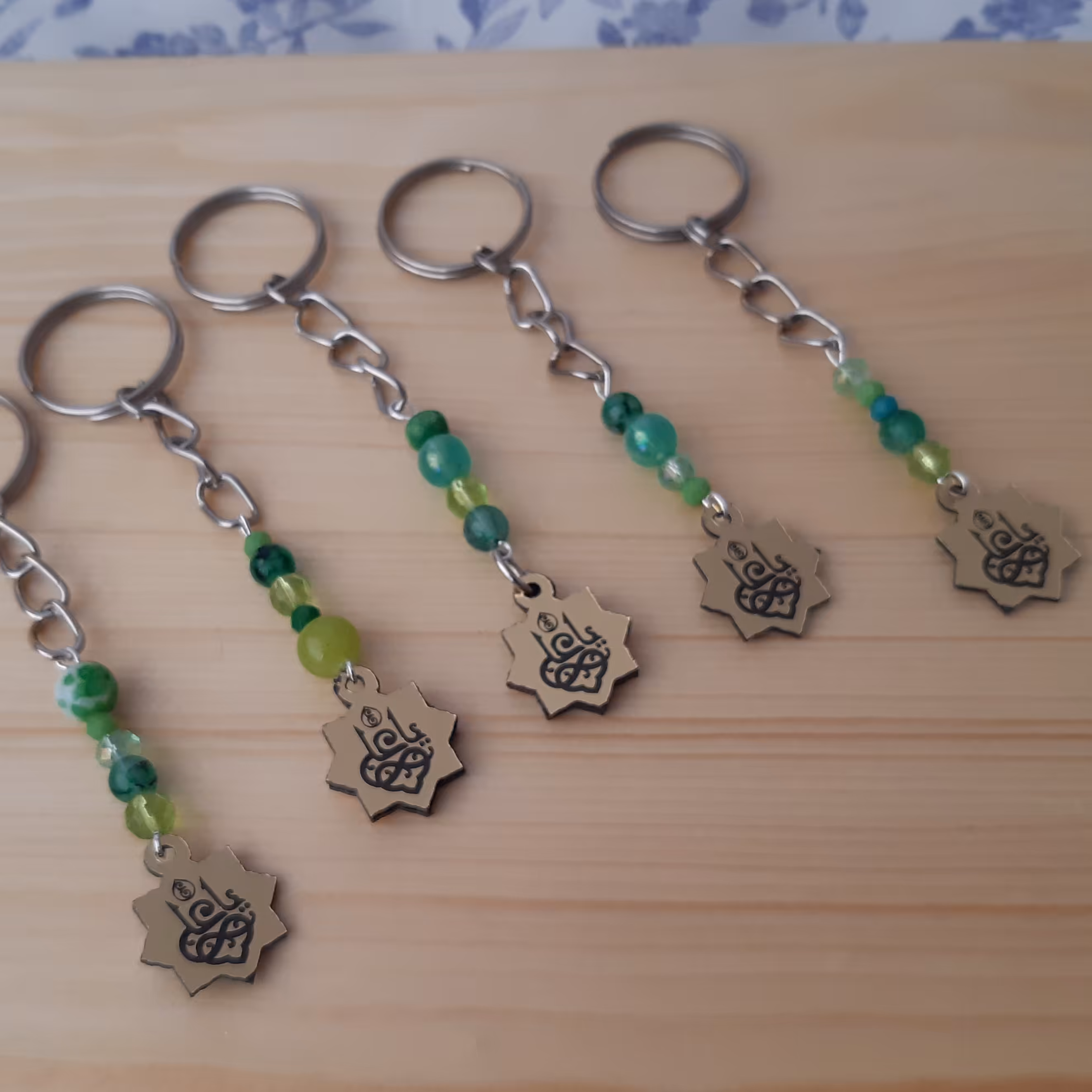 جاکلیدی هدیه عید غدیر. با پلاک (یک طرفه) یا علی و مهره های سبز مختلف (سنگ یا کریستال یا مروارید). جاسوییچی  گیفت غدیر