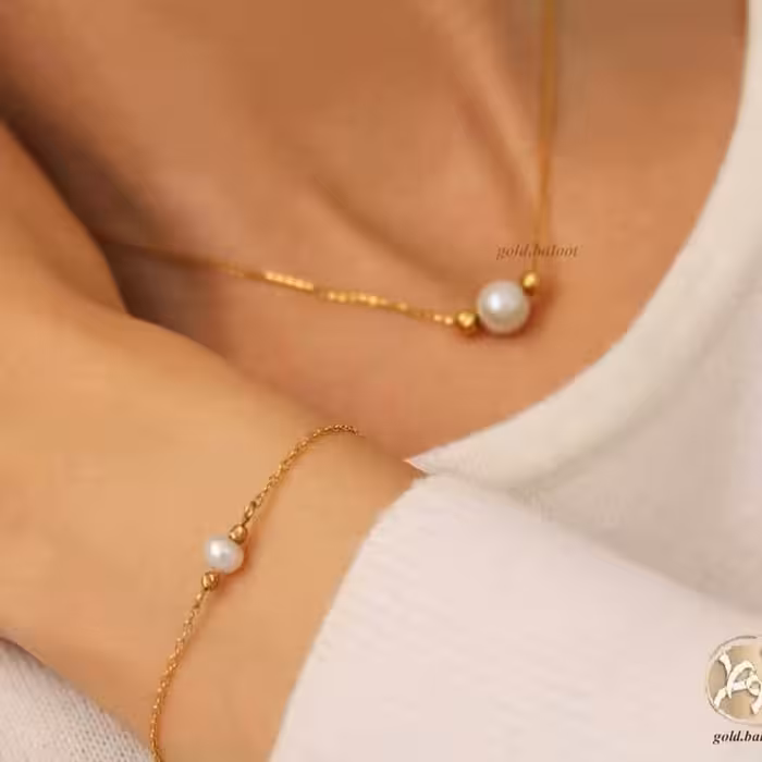گردنبند و دستبند و گوشواره مروارید پرورشی ظریف استیل طلایی رنگ 