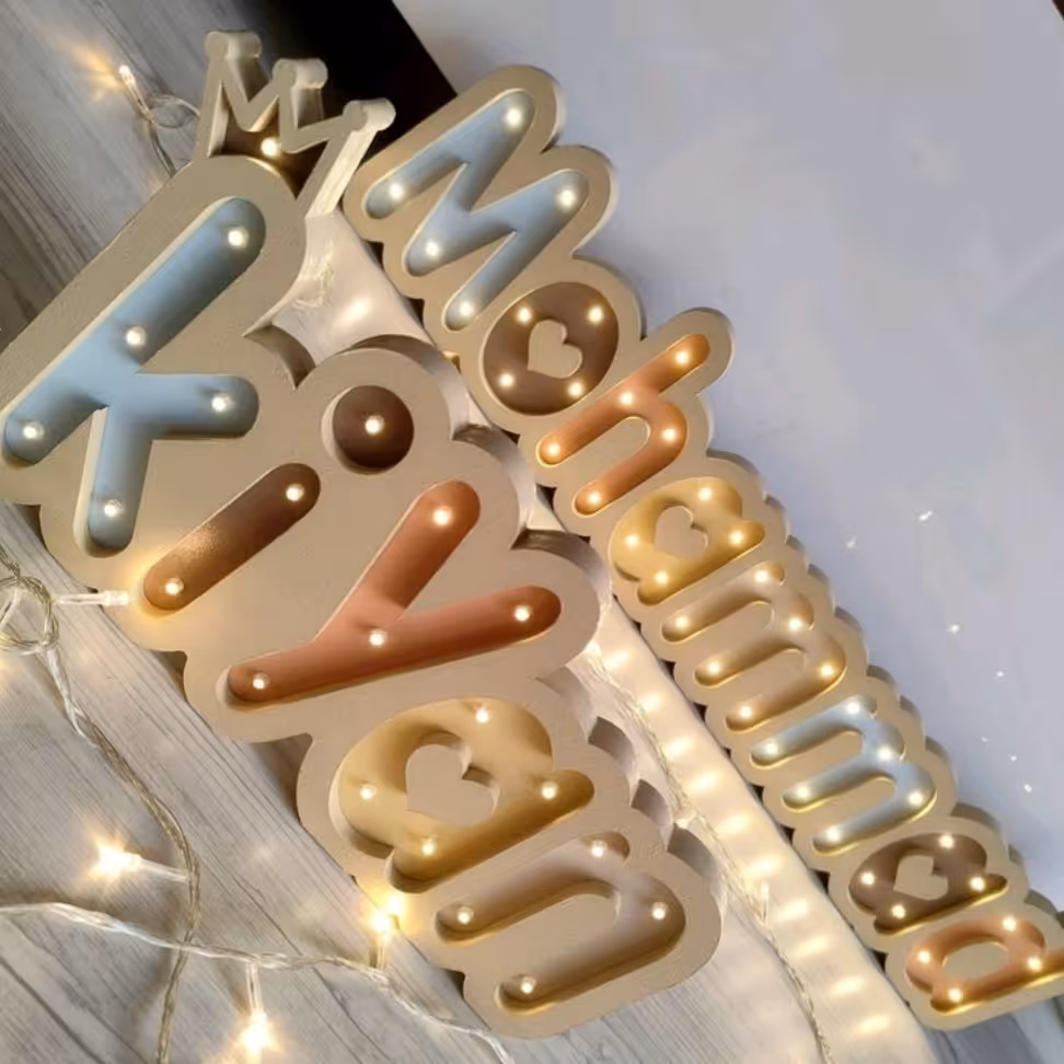 استند اسم چوبی با چراغ ال ای دی مدل چراغ خواب با دو شاخه در رنگبندی های متنوع و سفارشی (قیمت هر یک حرف 75هزار تومن) 