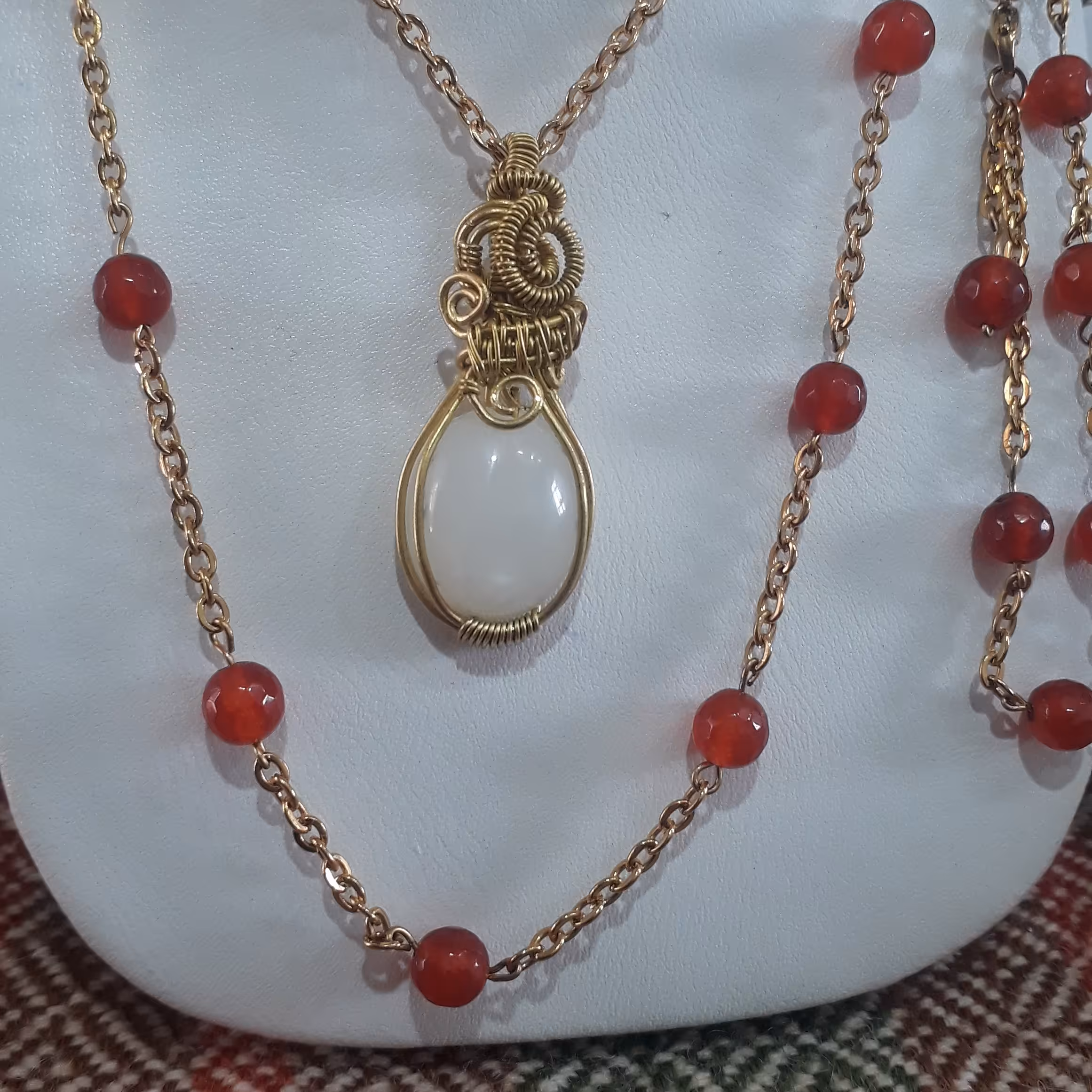 ست عقیق و زنجیر استیل طلایی رنگ ثابت و ضد حساسیت