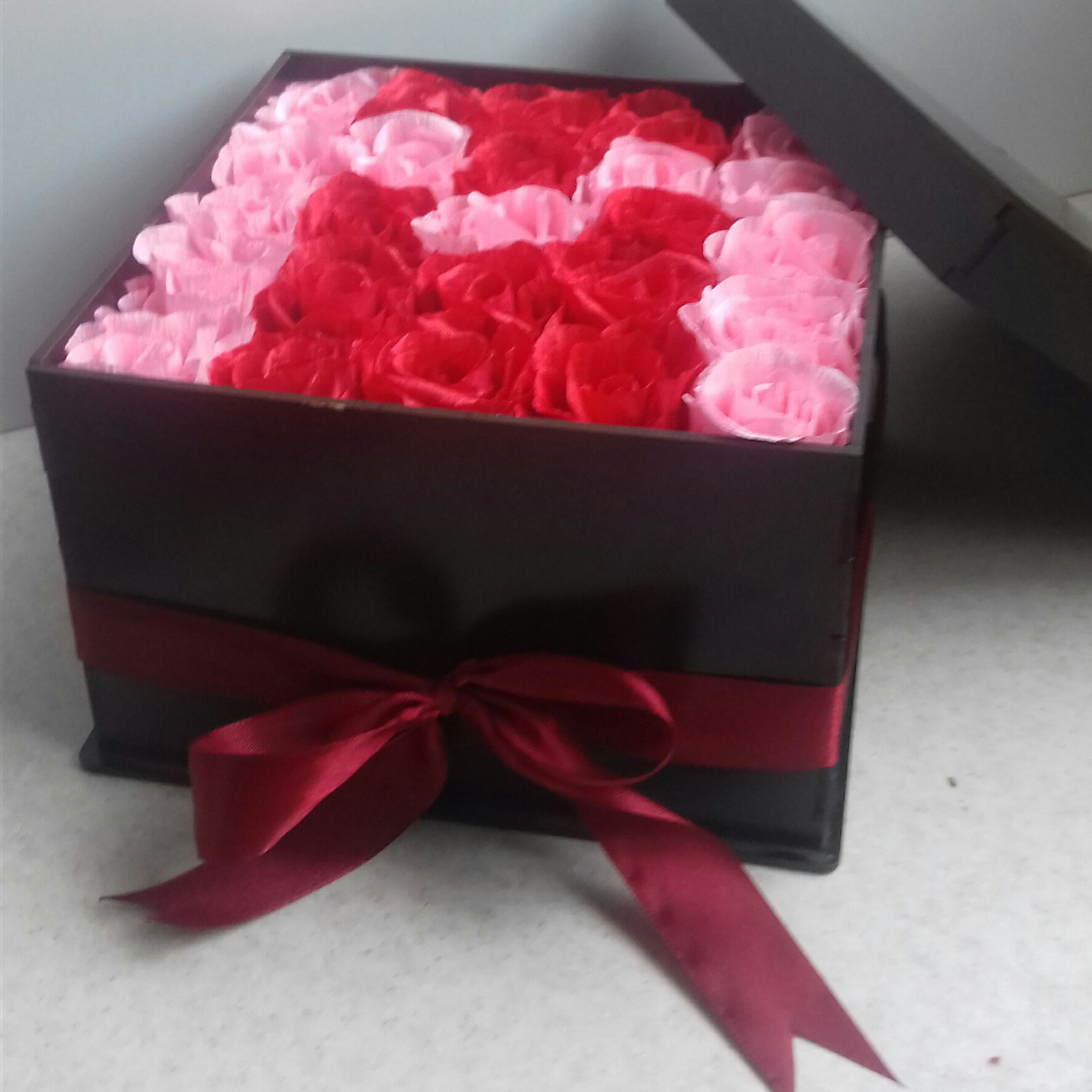 باکس گل رز حرف M لاکچری گل کاغذی