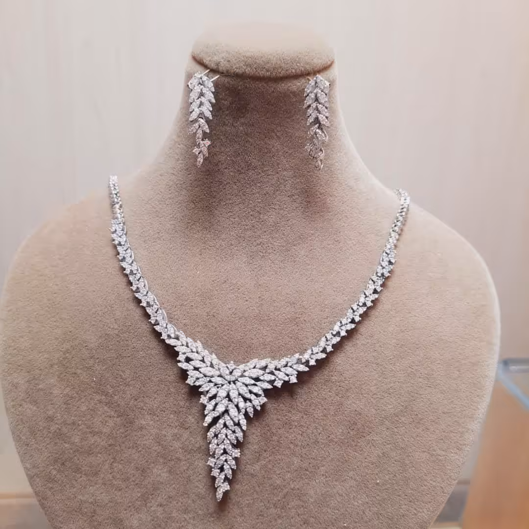 سرویس و گشواره و گردنبند مخراج کاری شده کاملا مشابه طلا