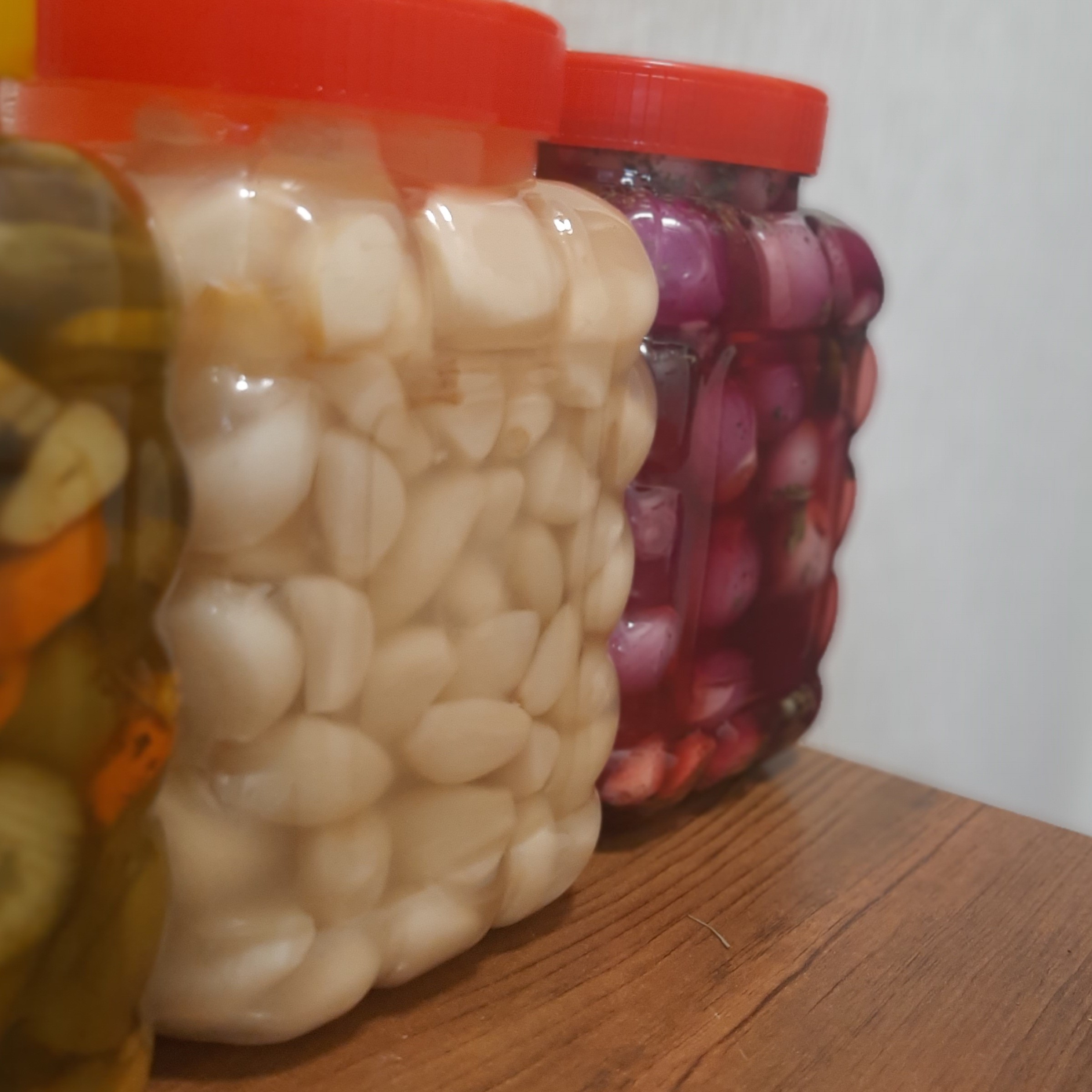 سیر مروارید در واقع نوعی سیر حبه شده خام است که پخته نمی شود و دارای خواص متعدد و مفید سیر خام است