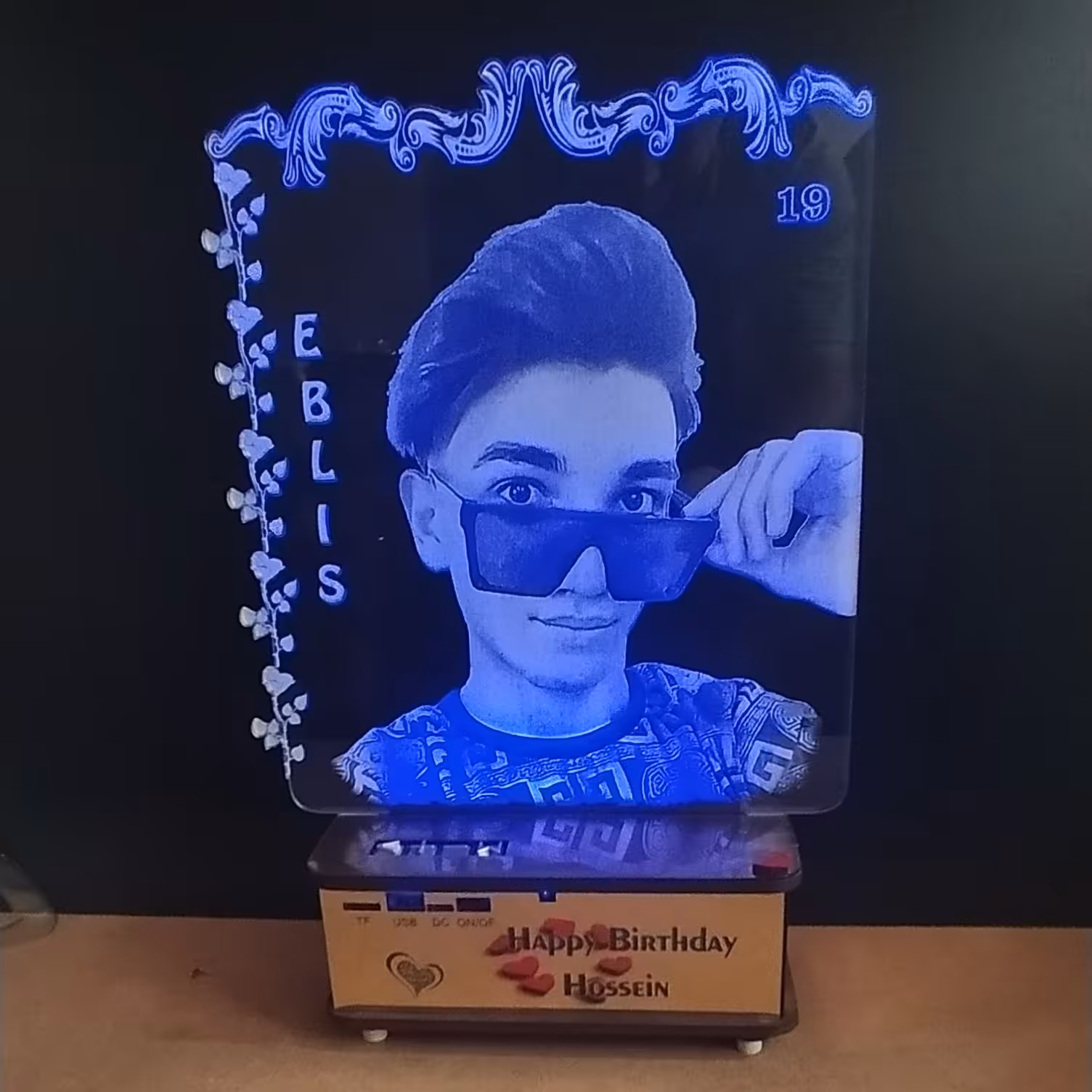 آباژور چهره پایه موزیکال طلاییه شارژی 30سانت 16نور ریموت دار