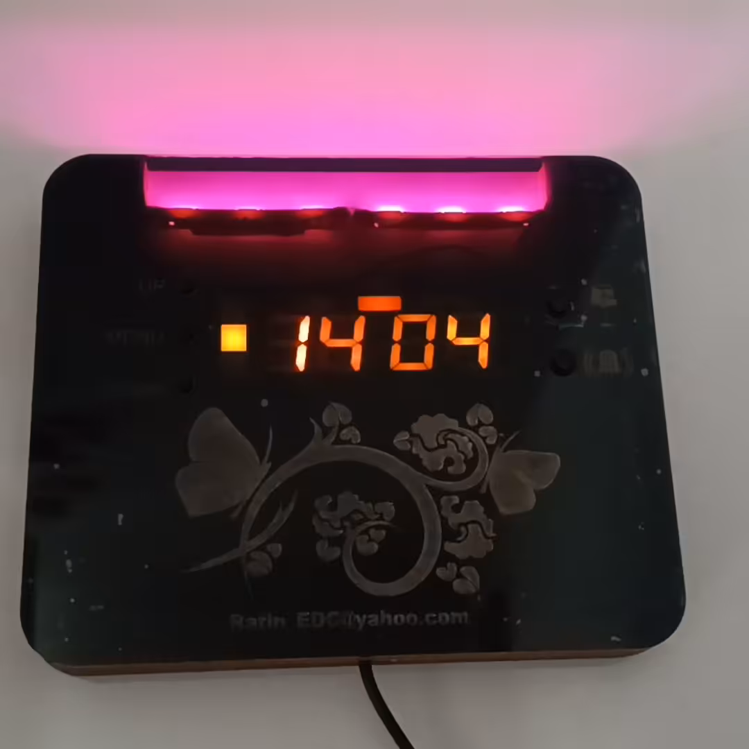 ساعت دیواری دیجیتال بسیار زیبا ، آلارم دار و نوری و دارای چراغ خواب لیزری