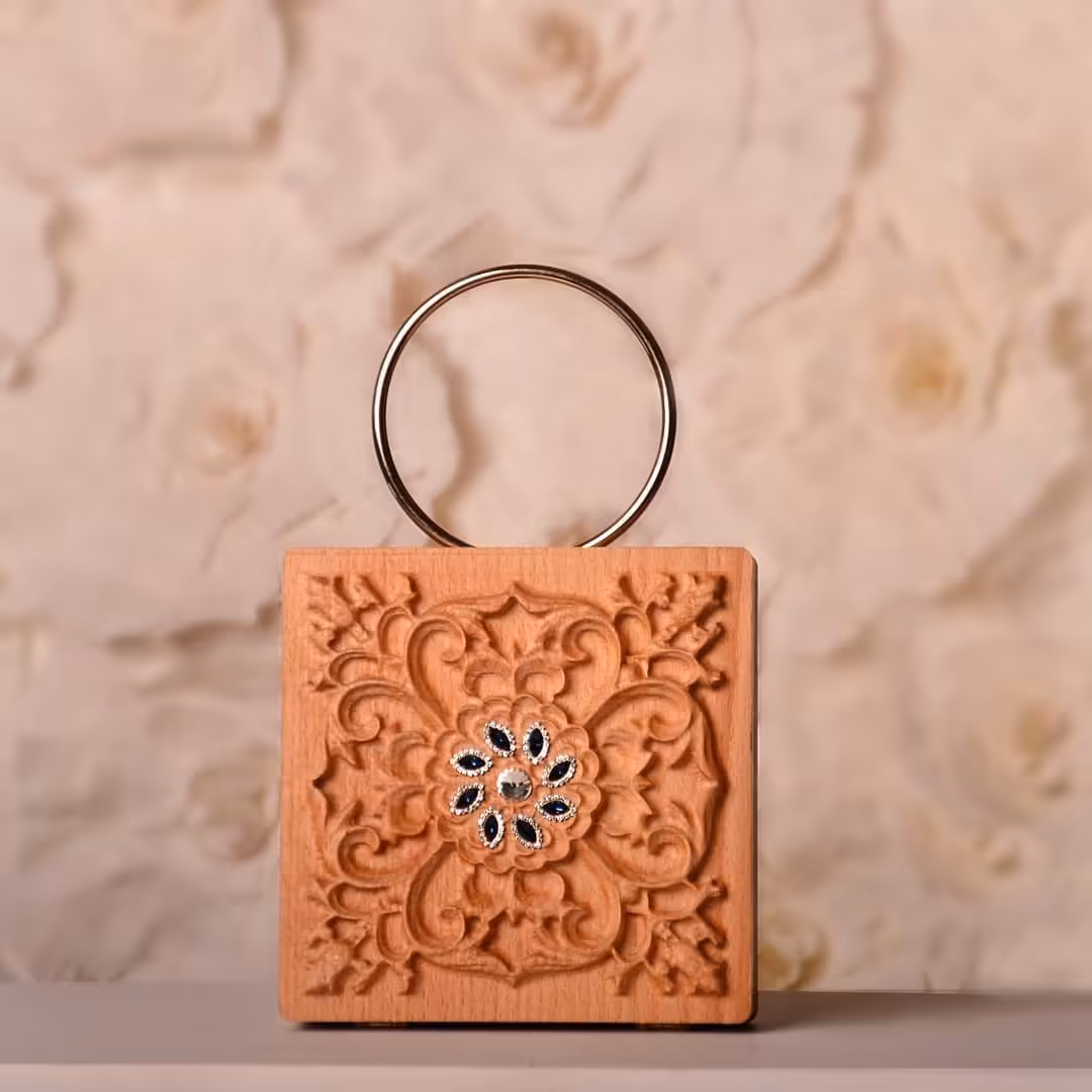 کیف چوبی  مدل منبت با نگین های جواهری مناسب برای خانم ها