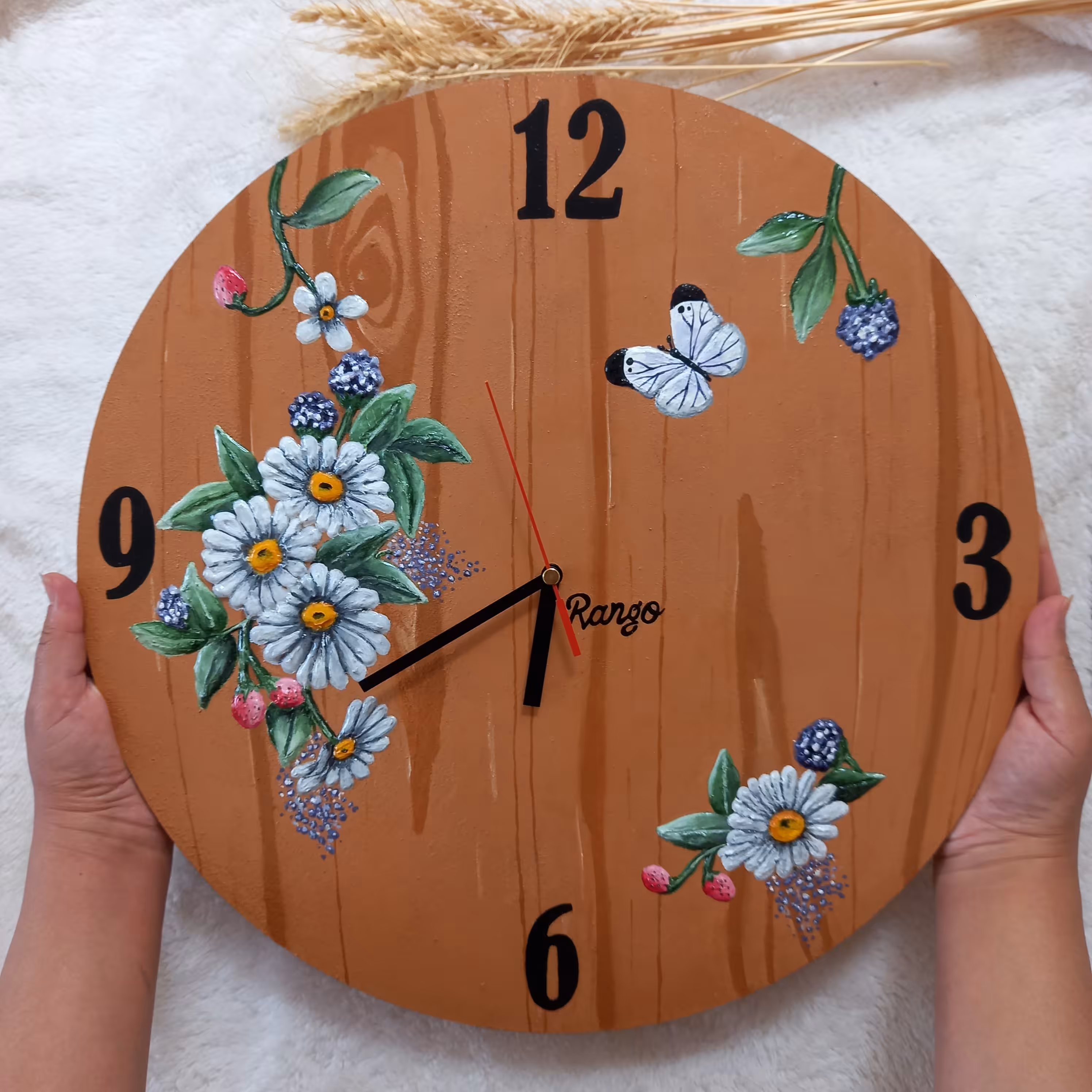 ساعت دیواری جنس mdf نقاشی شده با رنگ اکرلیک و طرح برجسته گل و سایز 40سانت و موتور  ویتنامی  طرح دلخواه شما قابل اجراست
