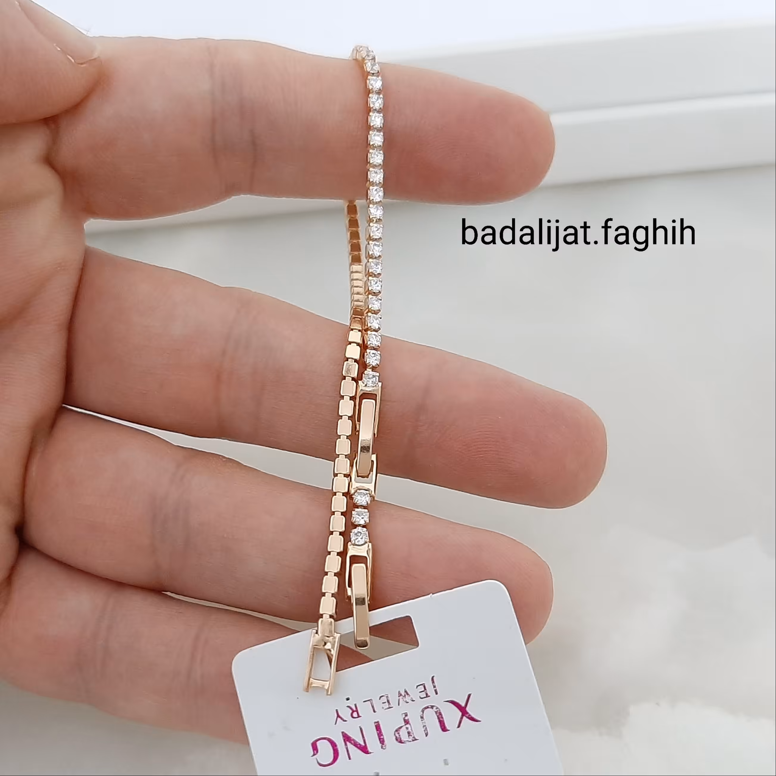 دستبند ژوپینگ تنسی ترند و فوق العاده شیک آبکاری طلا شده و کاملا رنگ ثابت 