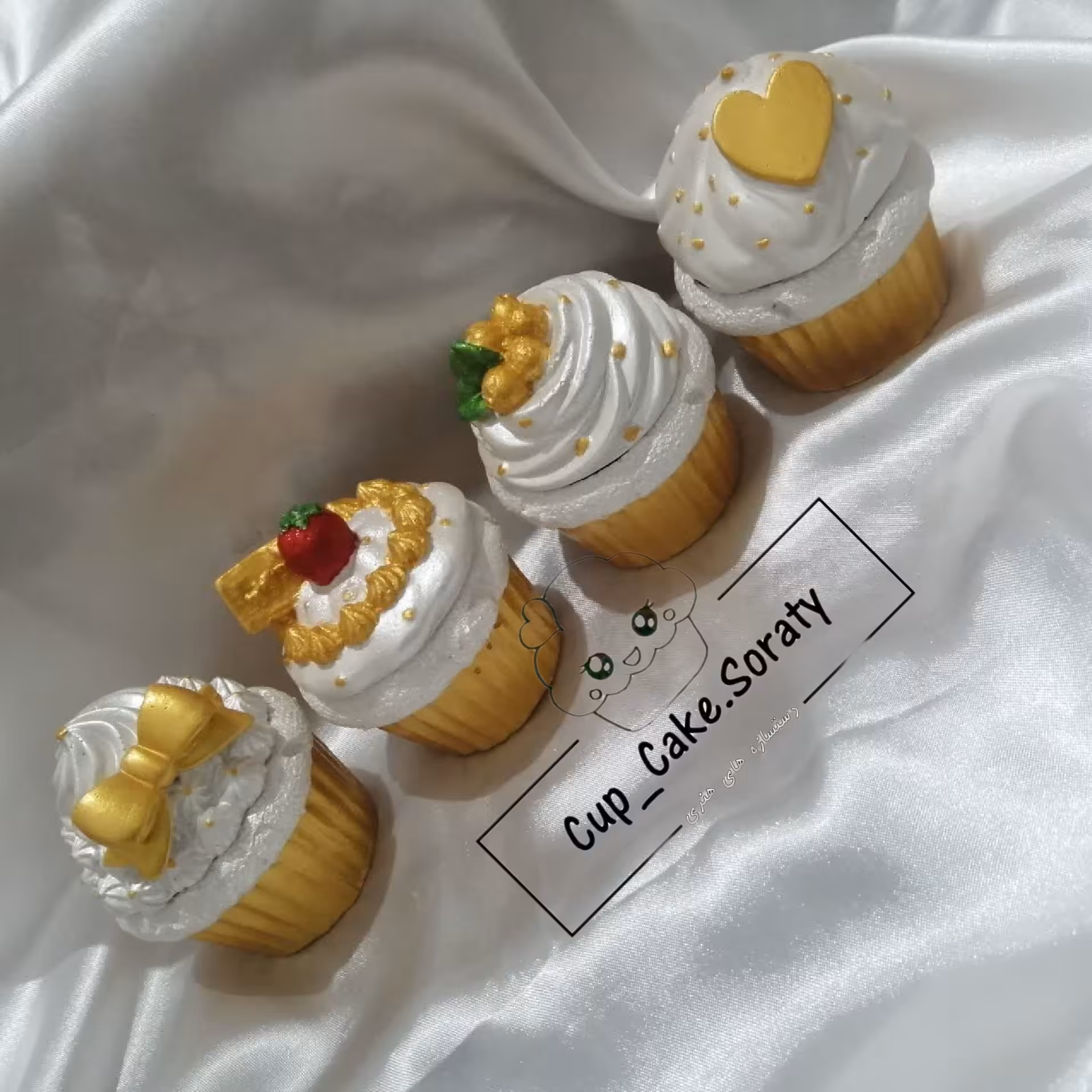 دکوری اشپزخانه ست ظرف کاپ کیک طلایی کوچک