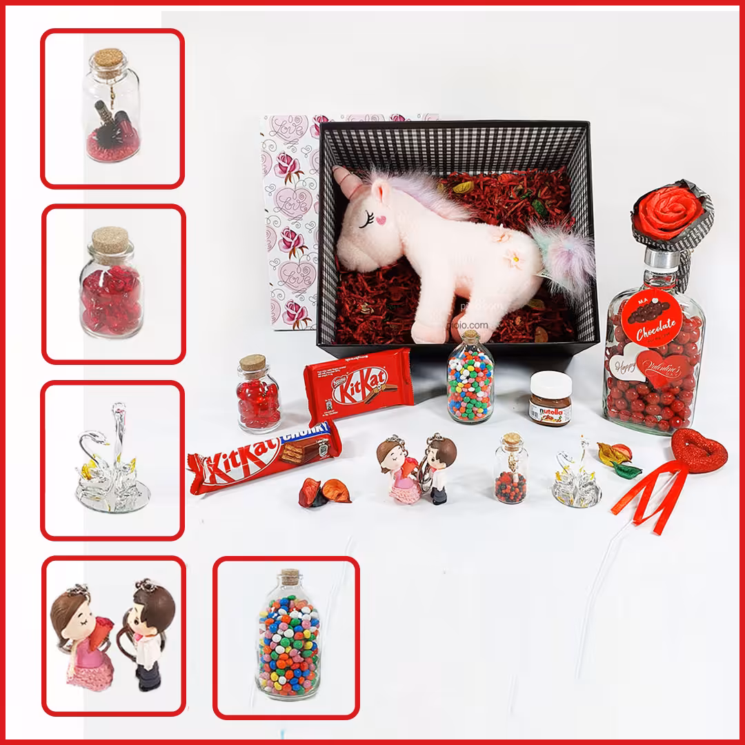 پک ولنتاین با عروسک اسب تک شاخ نشسته با موهای رنگین کمانی