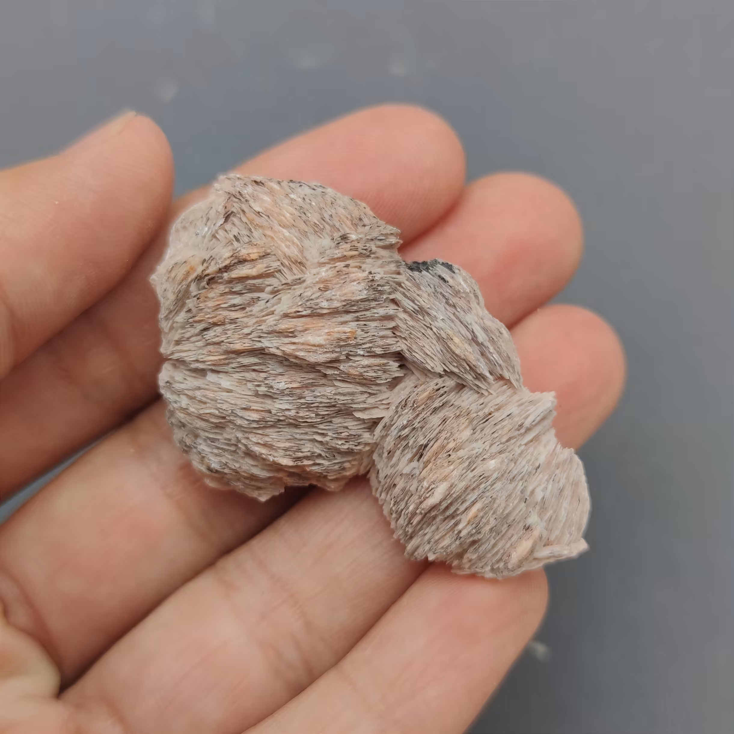 سنگ تزیینی باریت تیغه ای کاملا طبیعی کرمی رنگ مناسب دکوری و کلکسیون