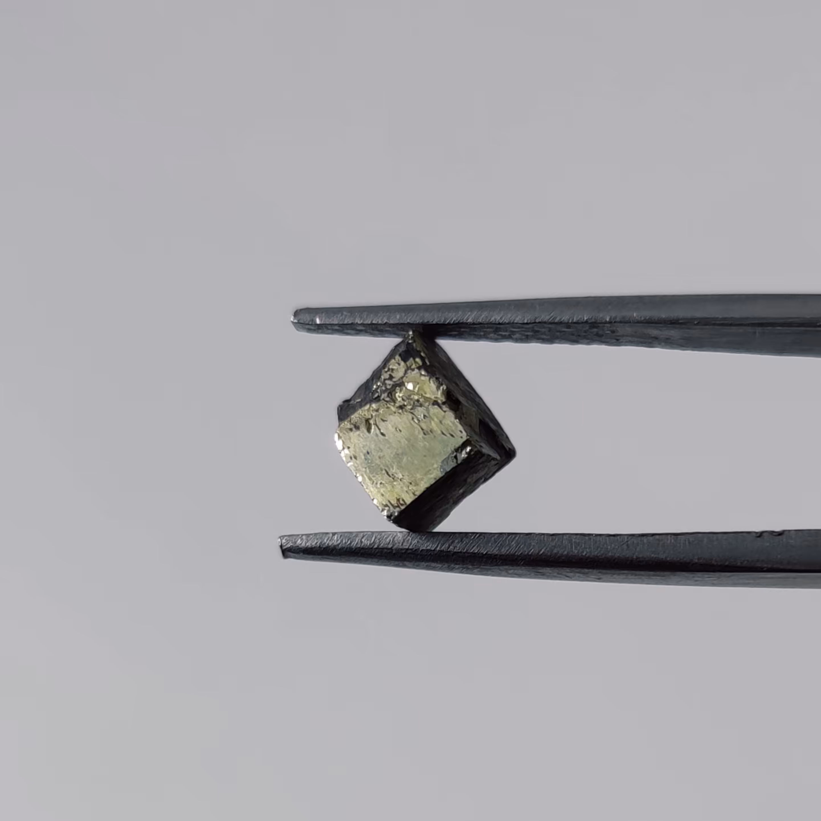 بلور کوبیک سنگ پیریت معدنی و طبیعی        