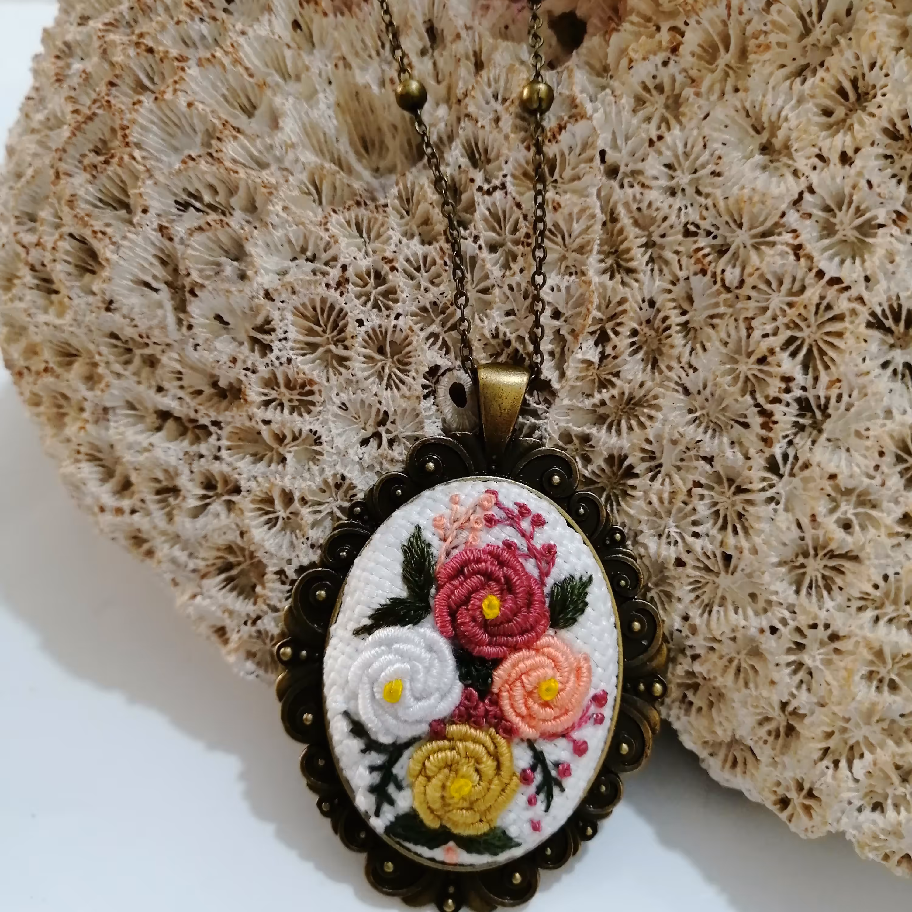 ست گردنبند رومانتویی و دستبند گلدوزی شده