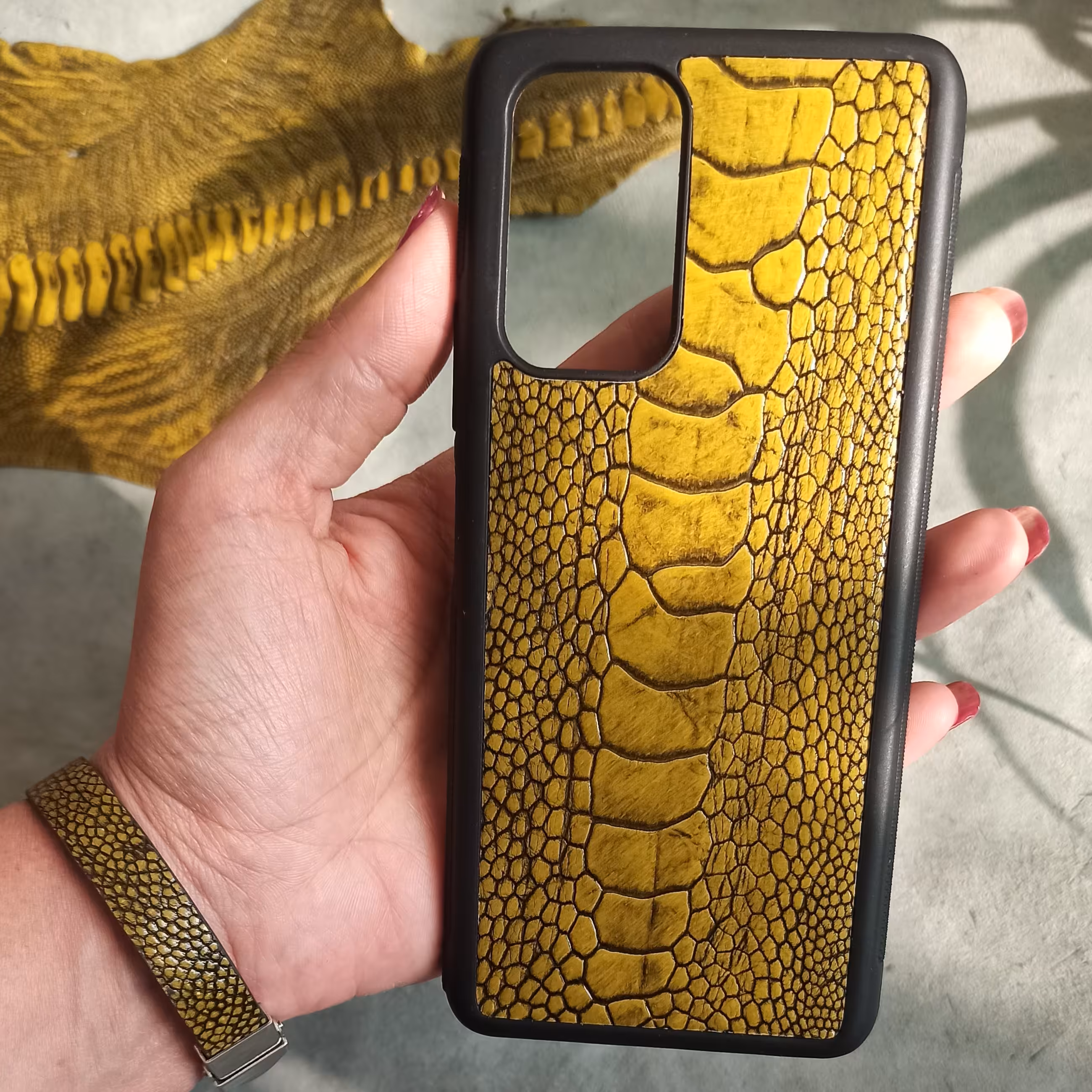 گارد گوشی،ساخته شده از چرم ساق پای شتر مرغ   و  تضمین کیفیت گارد
،دستبند ساق پای شتر مرغ  دو لایه  چرم ساق شتر مرغ و بزی