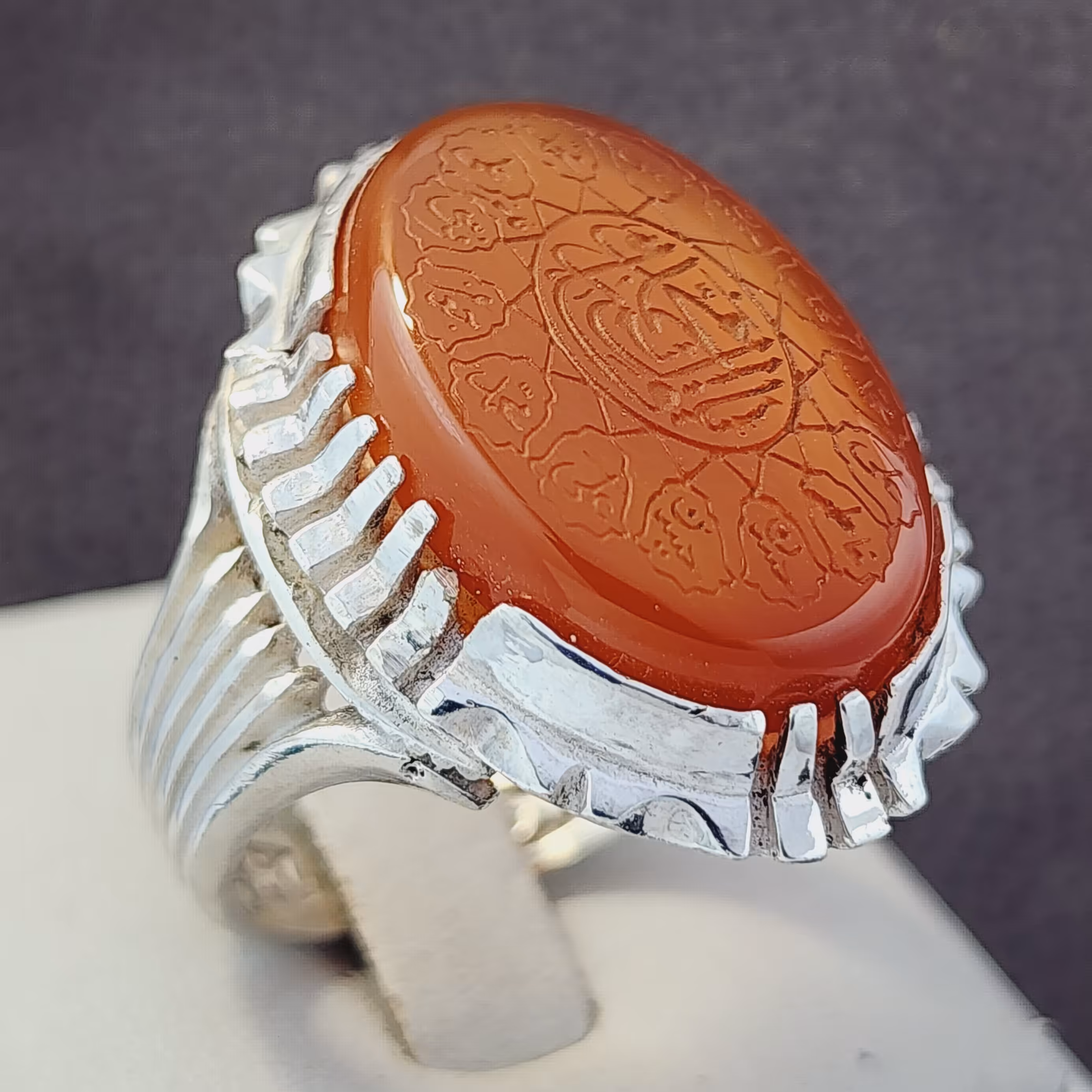 نگین عقیق سرخ اصل و معدنی با رکاب نقره زیبای مردانه و با حکاکی 12 امام