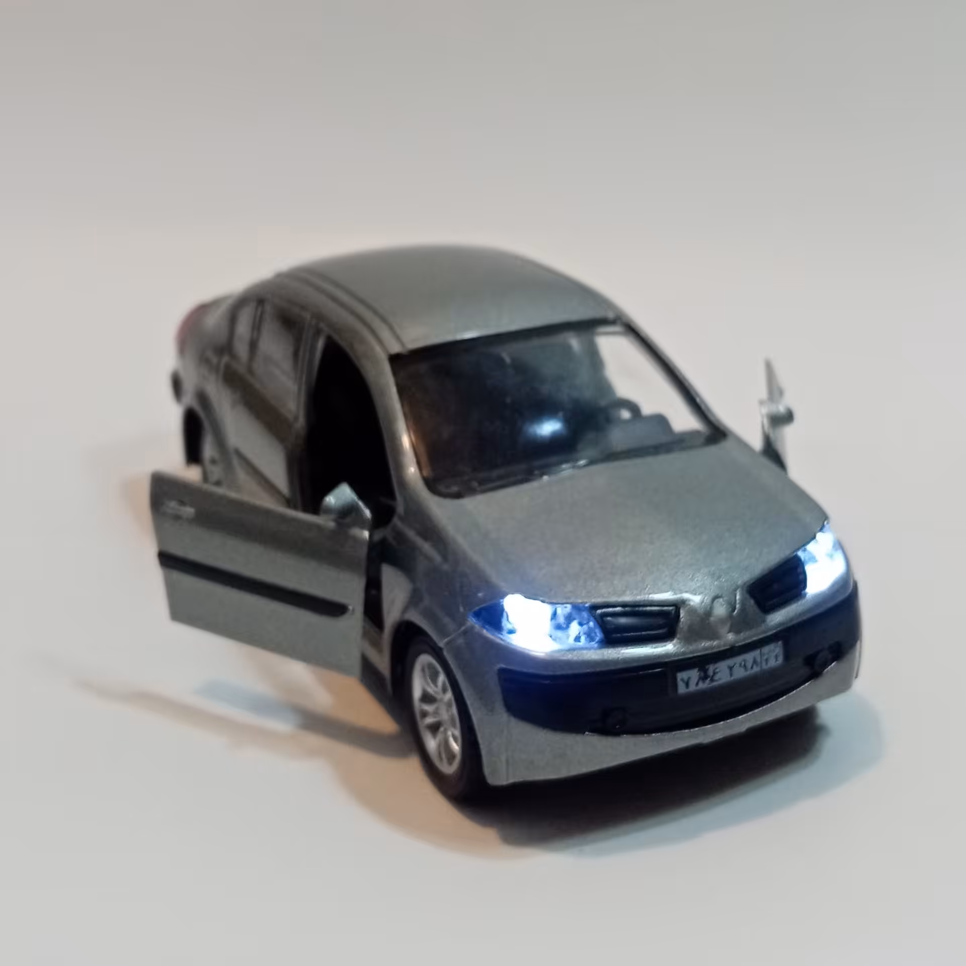 ماشین فلزی موزیکال و چراغ دار مگان ماکت  - اسباب بازی