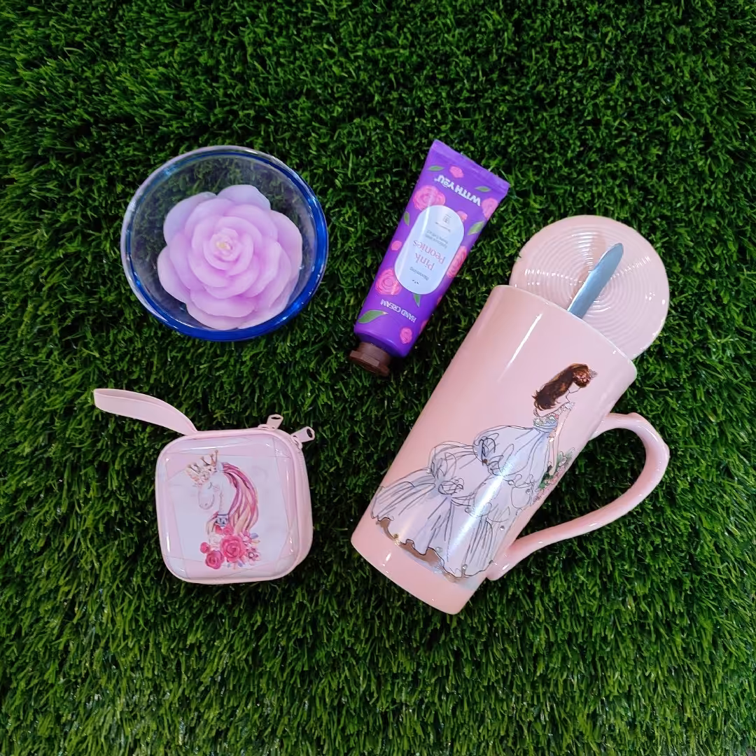 ست هدیه روز زن و مادر شامل ماگ و شمع و کرم مرطوب کننده و کیف هندزفری 