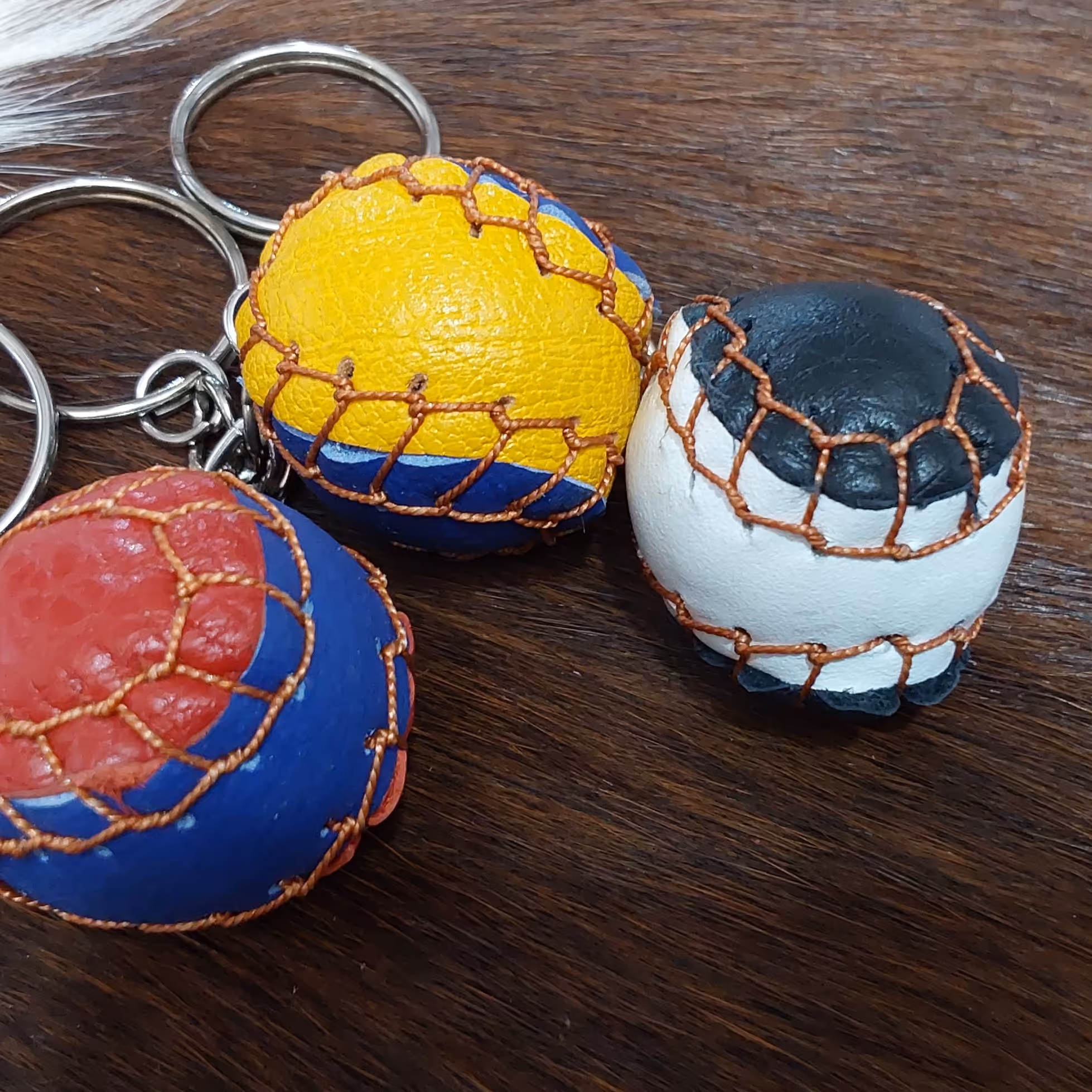 جاکلیدی چرمی طرح توپ ابعاد (3/5×3/5)مناسب برای کادو دادن در رنگهای مختلف