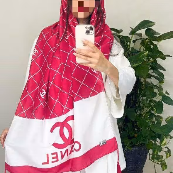 شال رنگ سرخابی جنس نخی مدل منگوله دار پشت سفید در طر های زیبا