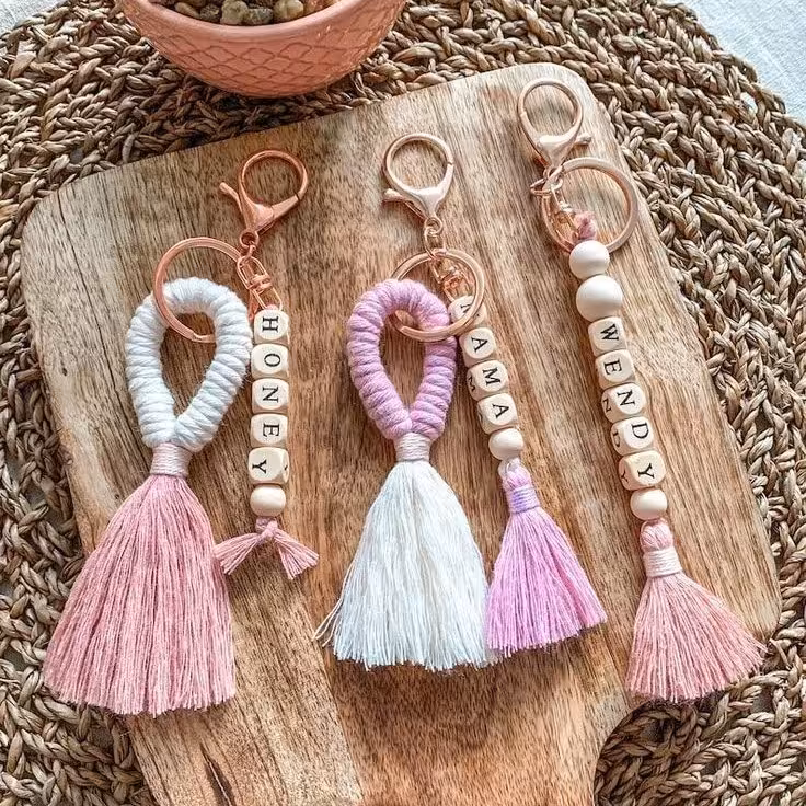 جاسوییچی مکرومه .با حروف اسم و هر اسم دلخواهی با رنگبندی و مدل و سایز دلخواه قابل سفارش...ب صورت تعداد دو عدد ب بالا قا