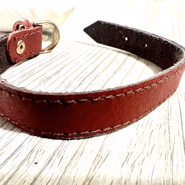 دستیند چرم زرشکی با بست قفل حلقه ای طلایی