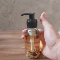 روغن گل محمدی پمپی 100 گرمی هلنانوش مناسب پوست صورت و ارامش بدن