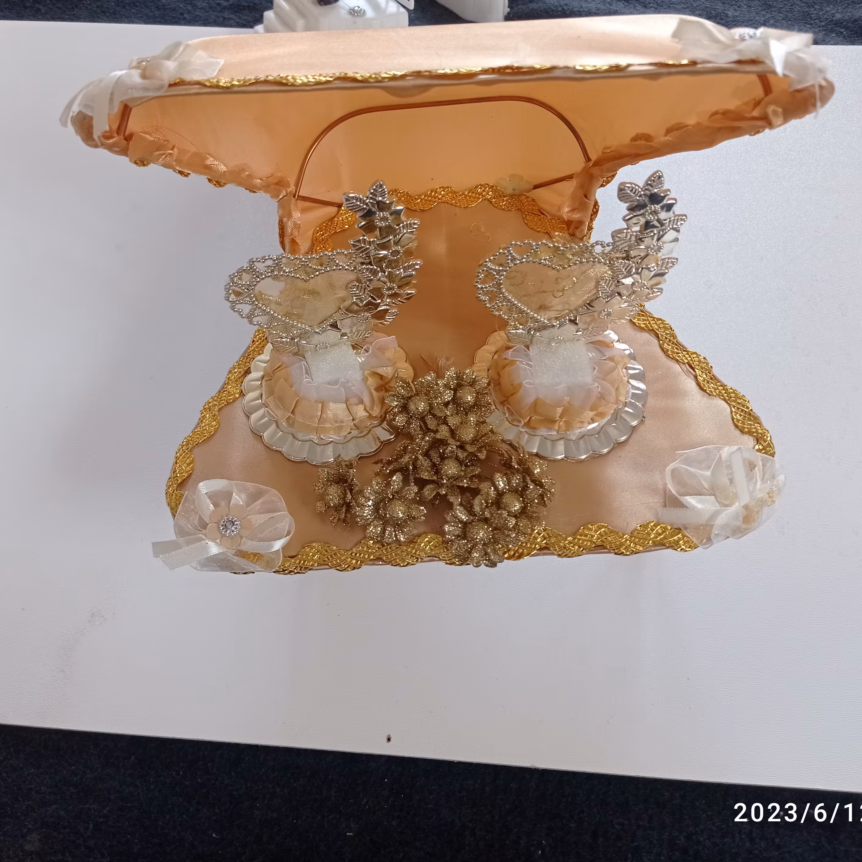 جا حلقه نامزدی پایه فلزی بسیار زیبا و مقاوم تزیین شده با نگین و خوشه انگور