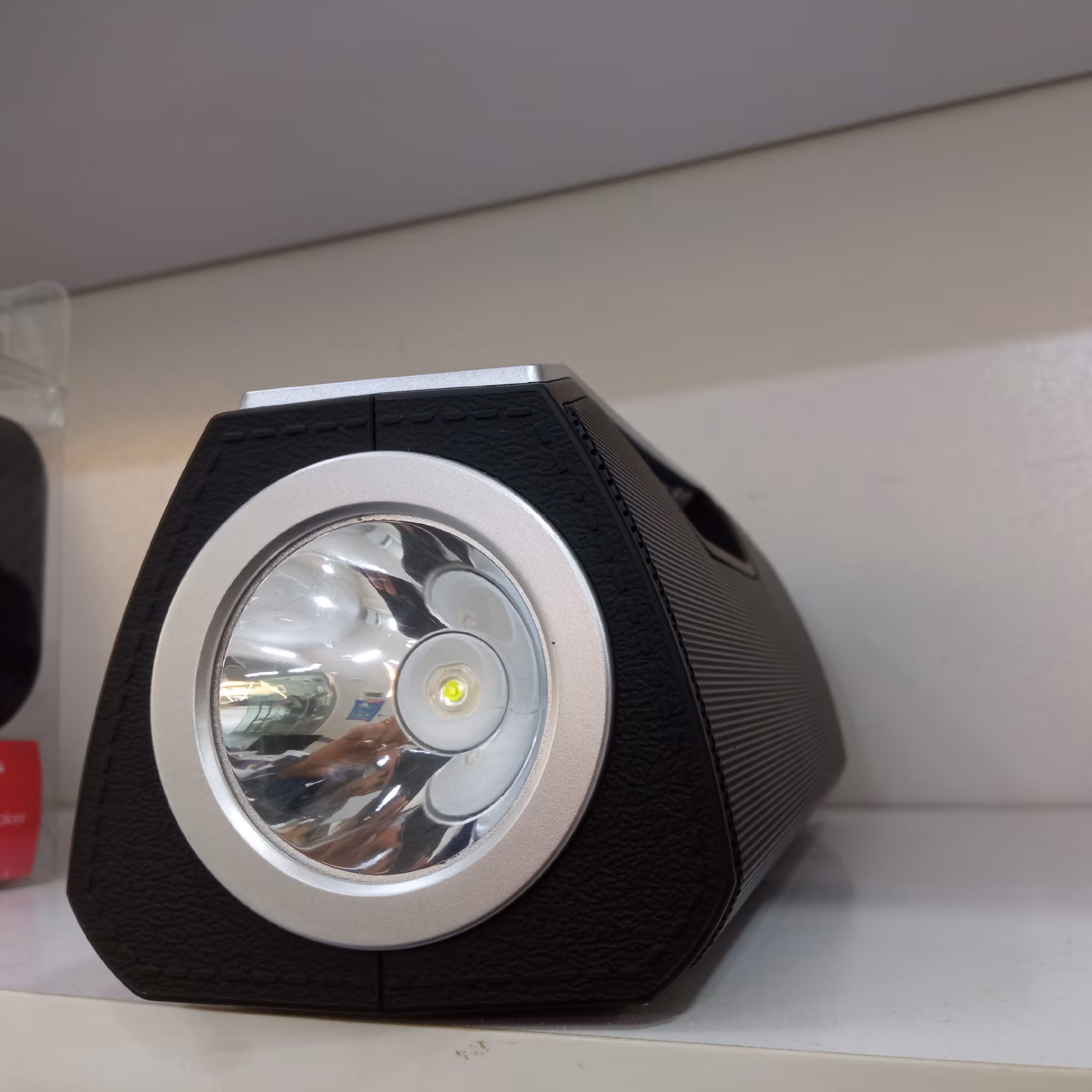 
اسپیکر بلوتوثــی قابــل حمــل تسکــوچراغ قوه دار