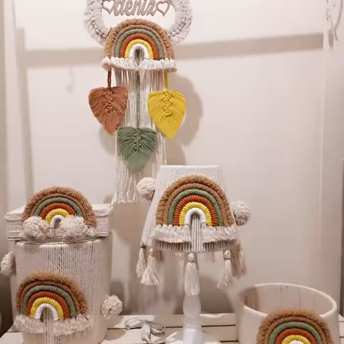 آباژور مکرومه بهمراه حلقه آویز اسم و سبد لوسیون و سطل زباله و جادستمال اکسسوری مکرومه هیوادگالری و آیدا دیزاین