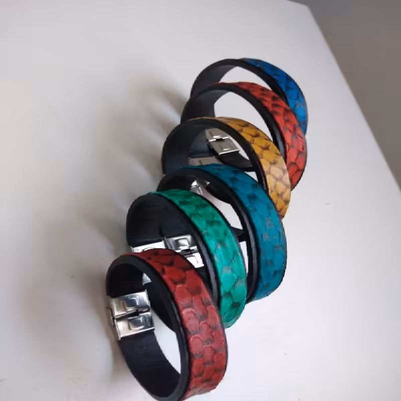 دستبند تلفیقی چرم طبیعی گاوی و چرم ارزشمند ماهی  با تنوع رنگ بالا 