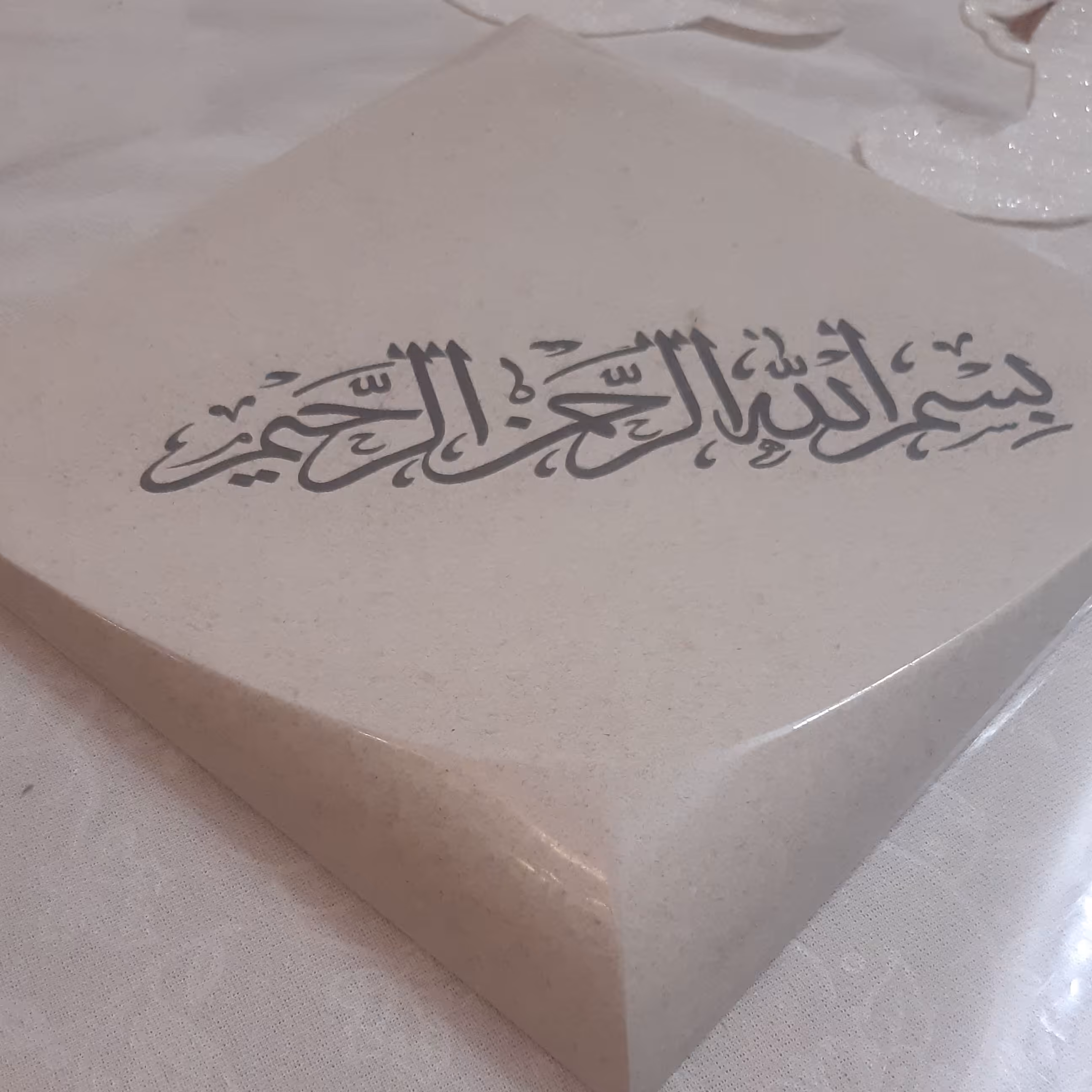 حکاکی لیزری روی سنگ مصنوعی