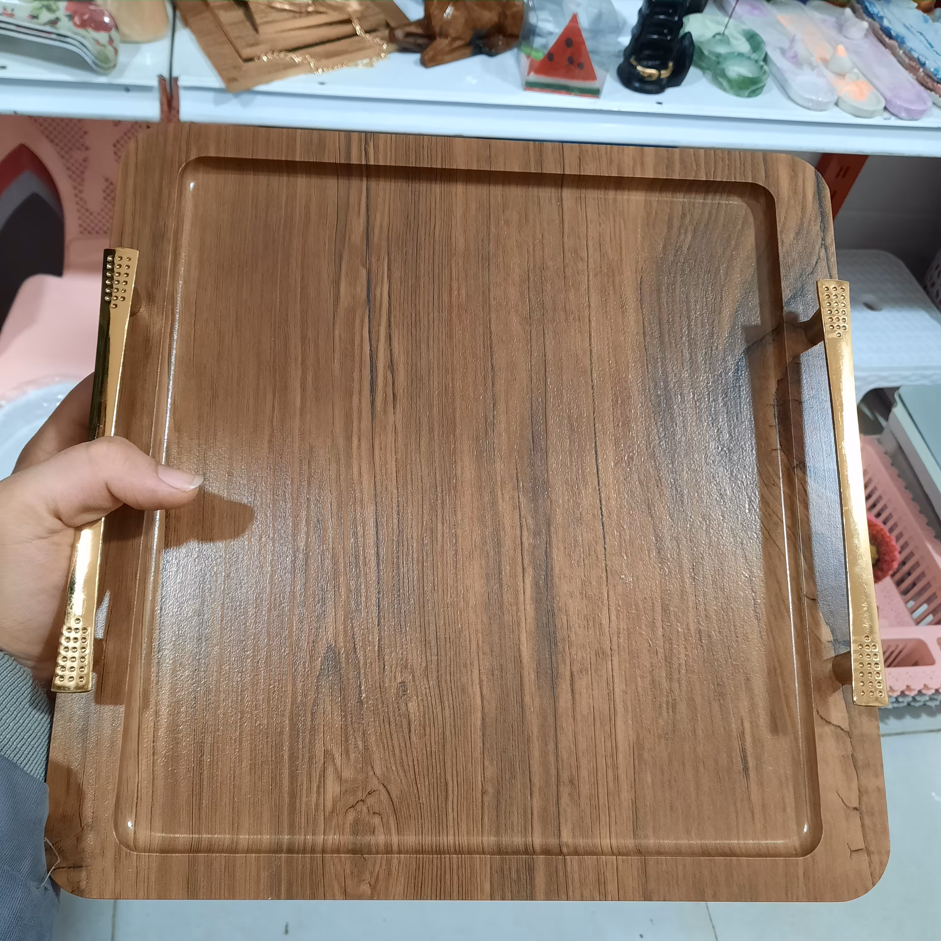 سینی پذیرایی چوبی وکیوم.  مربع.  دسته های فلزی طلایی رنگ