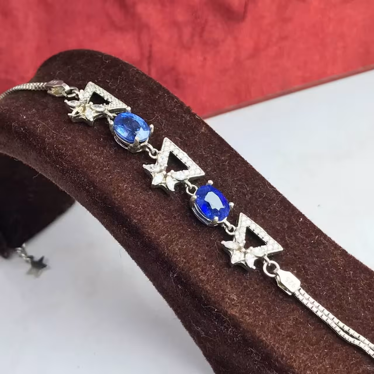 دستبند دونگینه یاقوت کبود اصلی 
عیار نقره 925ارسال رایگان 