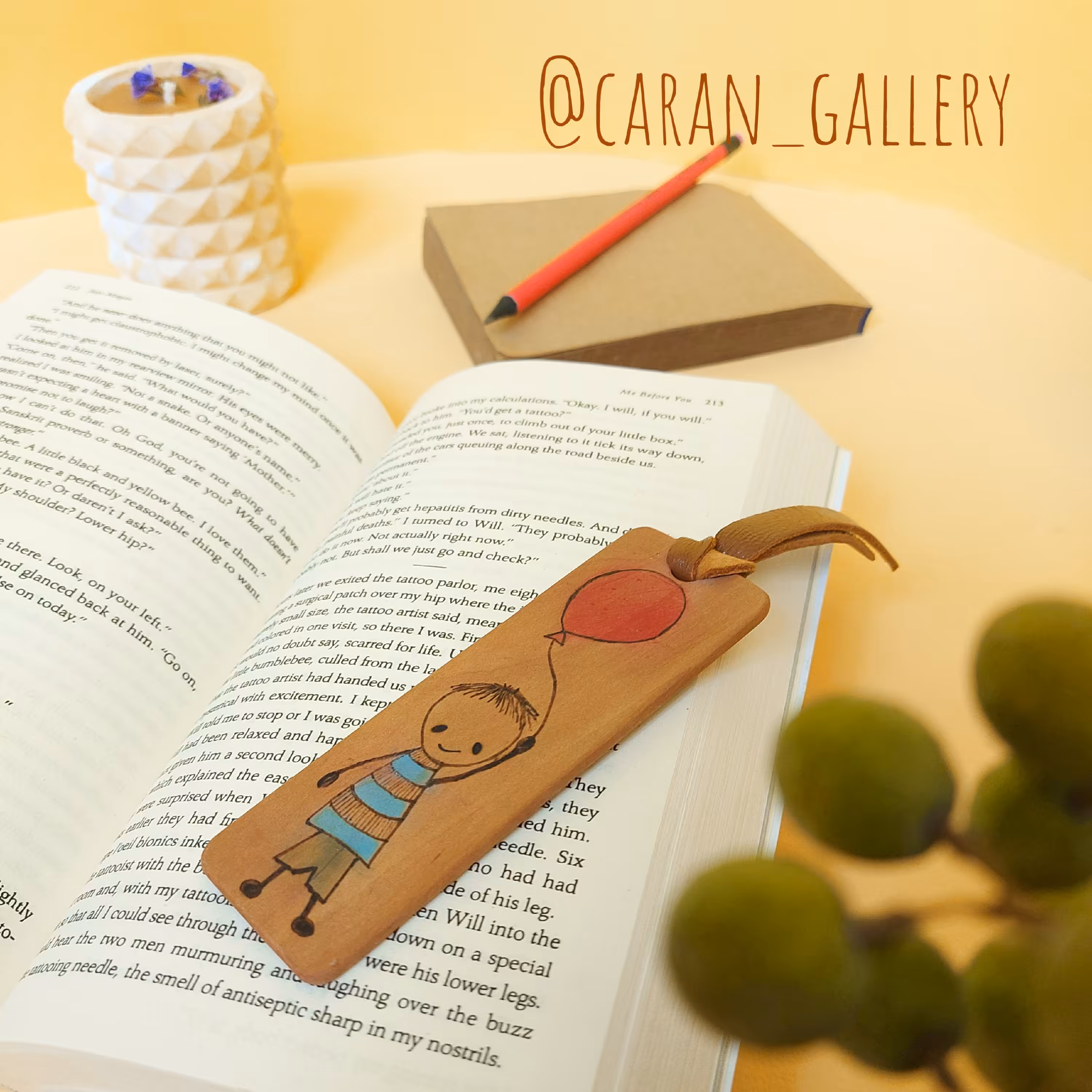 نشان کتاب پسرک 4 در 15 سانت چوب گلابی سوختنگاری شده با دست 