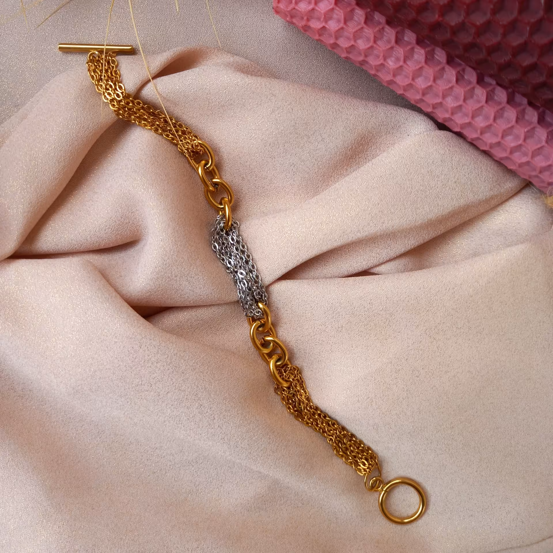 دستبند طلایی و نقره ای با قفل تی