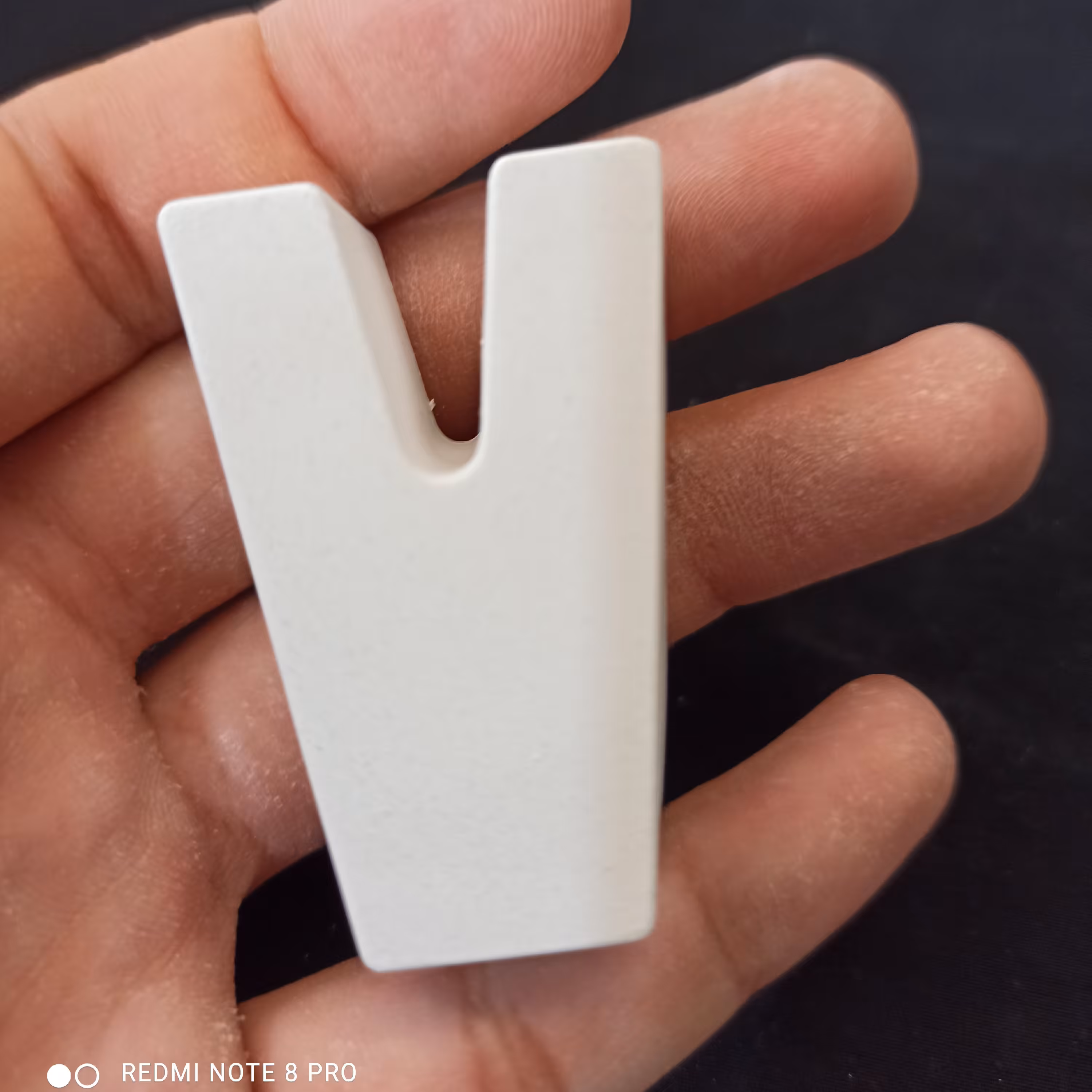 بیس خام حرف V ، فونت ساده 5 سانتی متری ، جنس بتنی سنگی ، ضخامت 2 سانتی متر