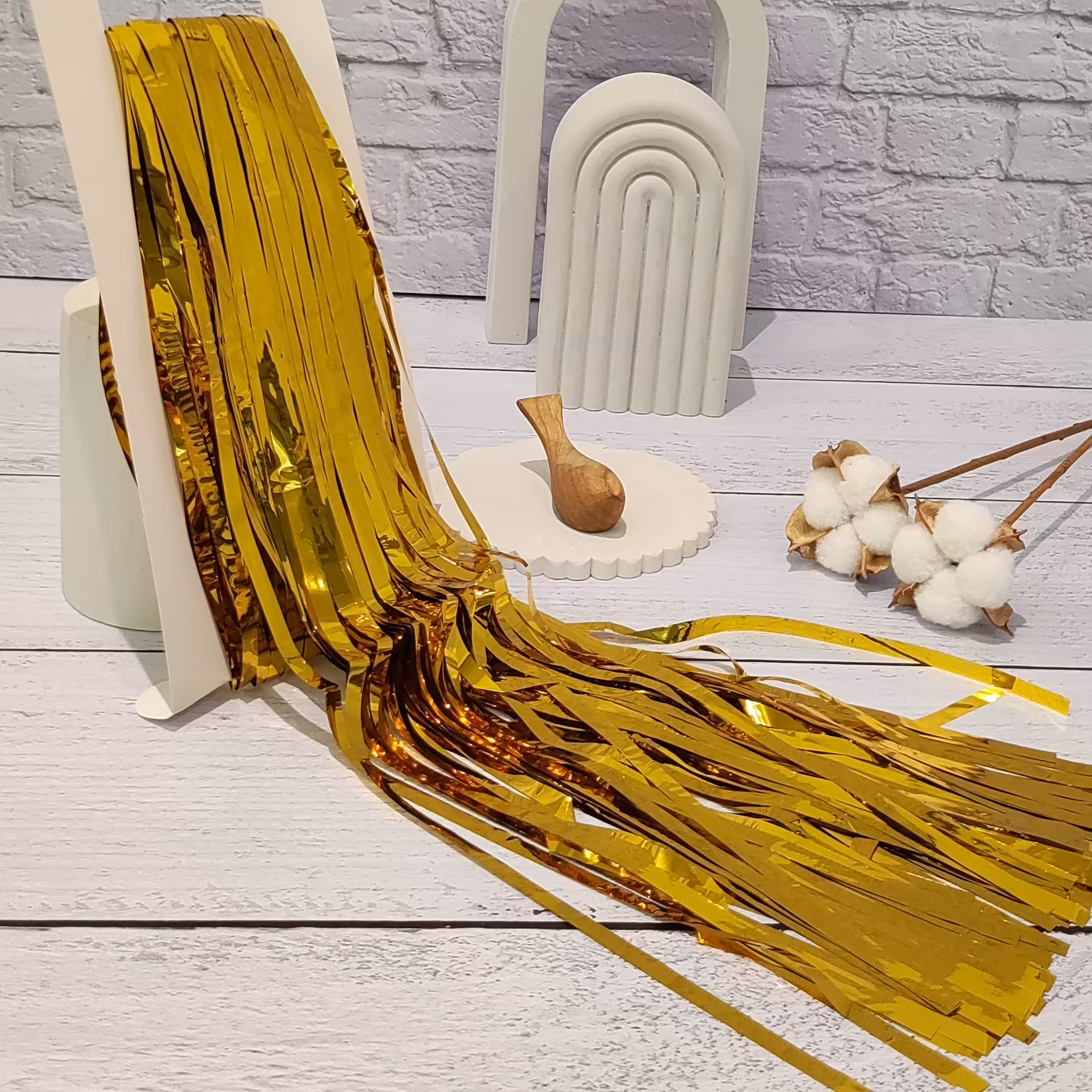 پرده متالایزرطلایی ارتفاع دو متر در عرض حدود دومتر