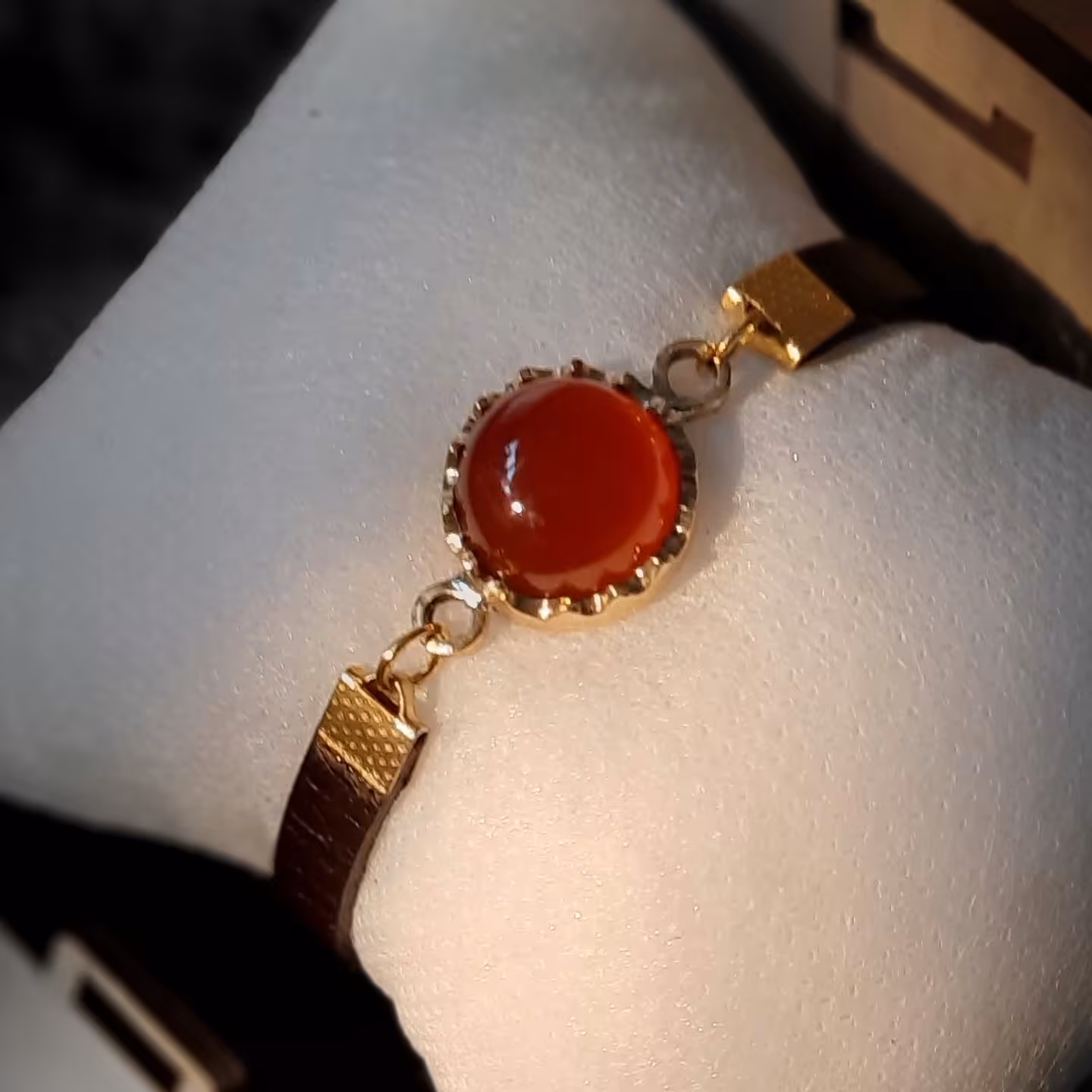 دستبند چرم نگین دار  دست ساز