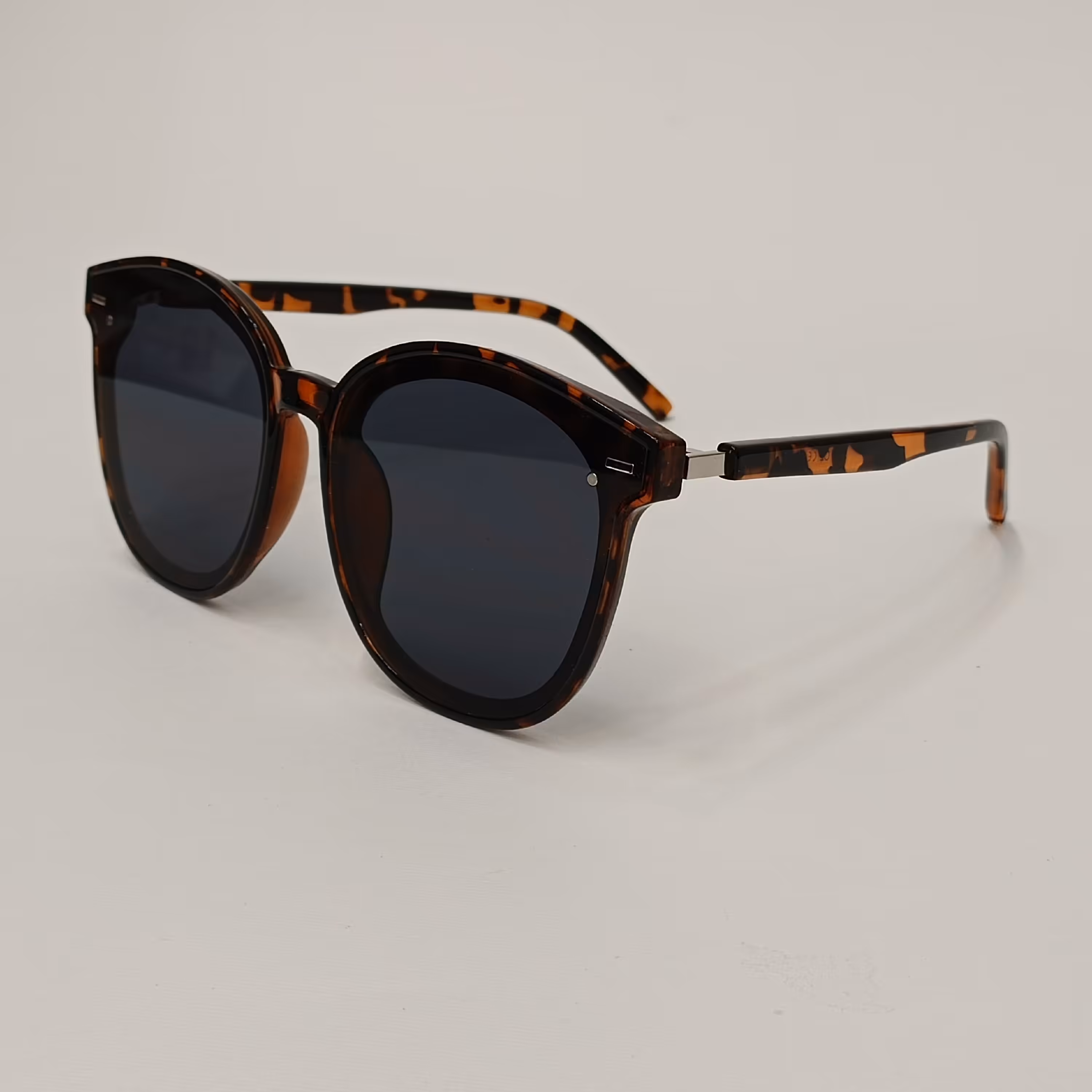 عینک آفتابی کائوچویی گرد ویفرر دودی یونیسکس یووی400 به همراه جلدزیپی و دستمال