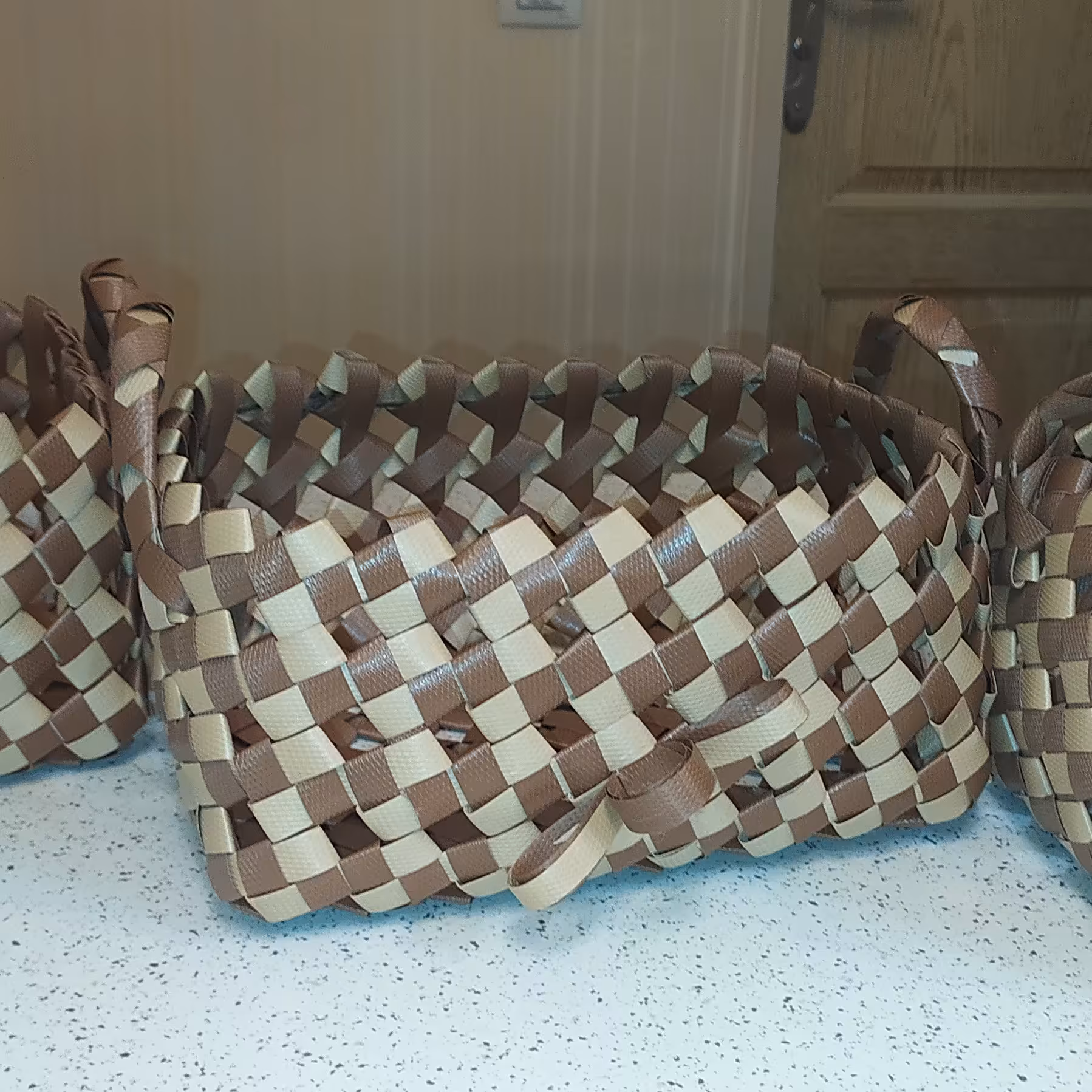 سبد نان و میوه در رنگهای دلخواه شما 