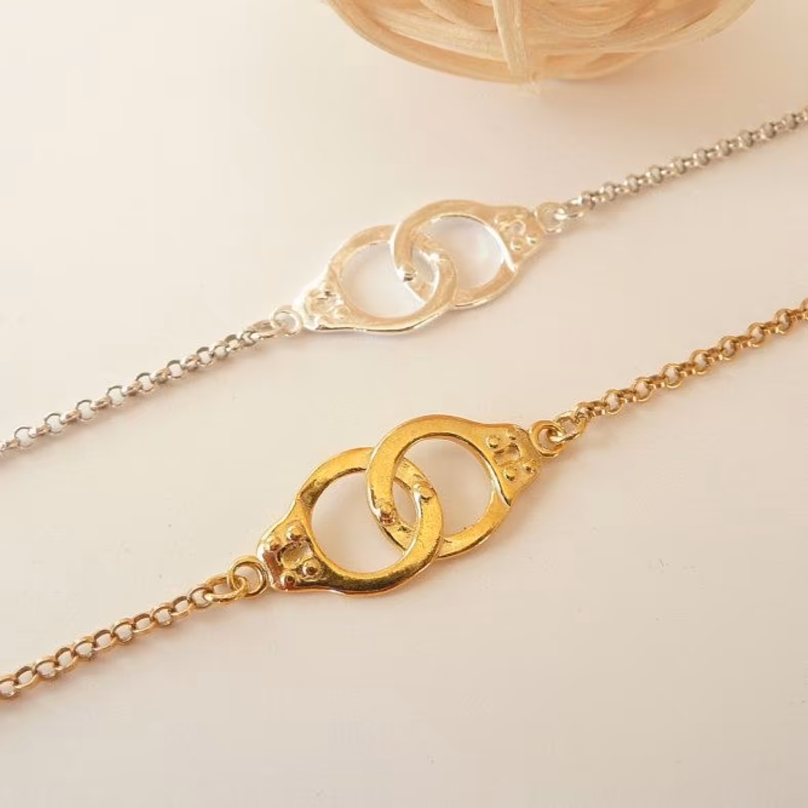 دستبند استیلی با طرحی خاص (سفید طلایی)