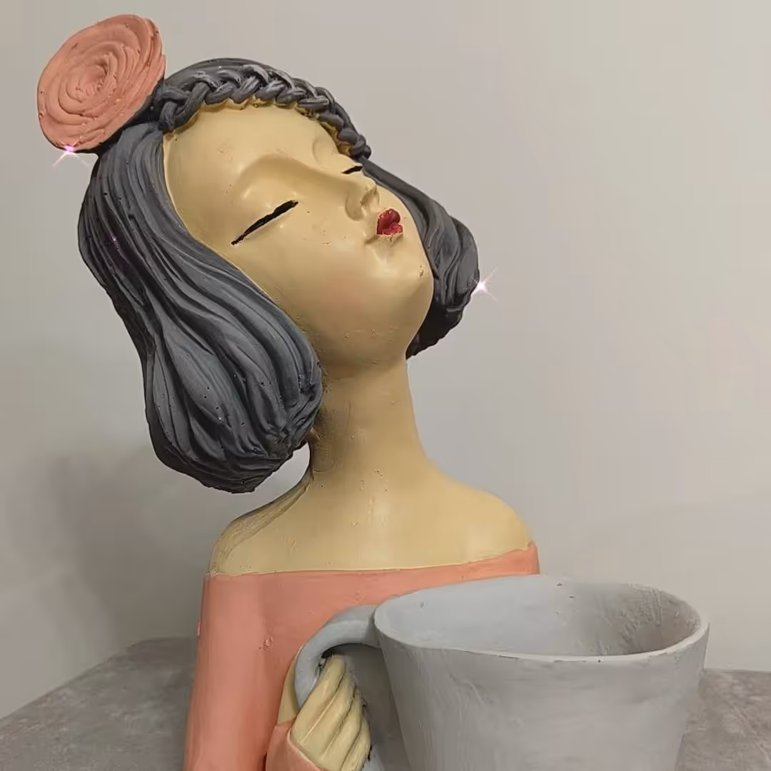 مجسمه دکوری دختر لیوانی