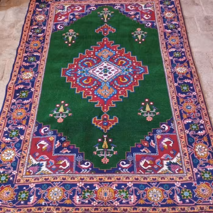 فرش دستبافت چله و گل ابریشم زمینه سبز
