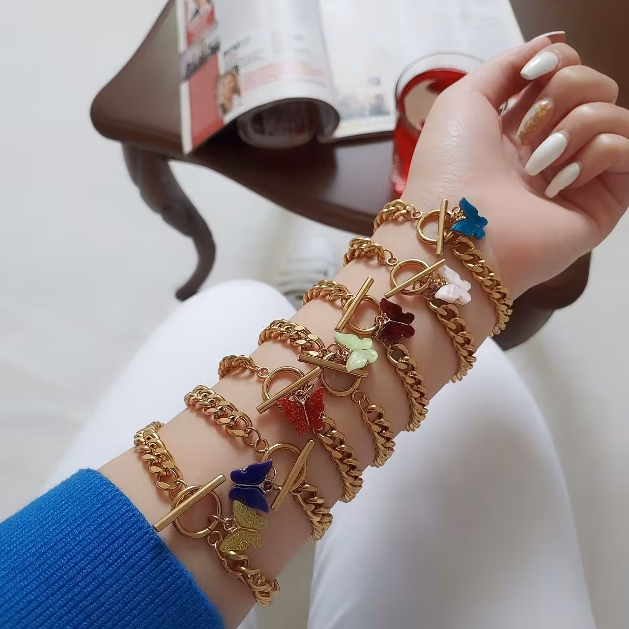 دستبند کارتیر کد556285طرح طلا.جنس استیل.رنگ ثابت.قفل تی مدل با آویز پروانه ای 