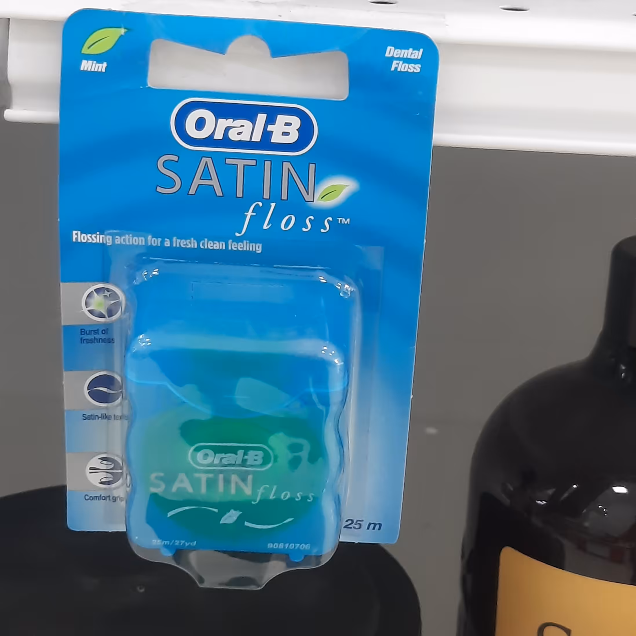 نخ دندان اورال-بی مدل 25متری رایحه نعناSatin     

