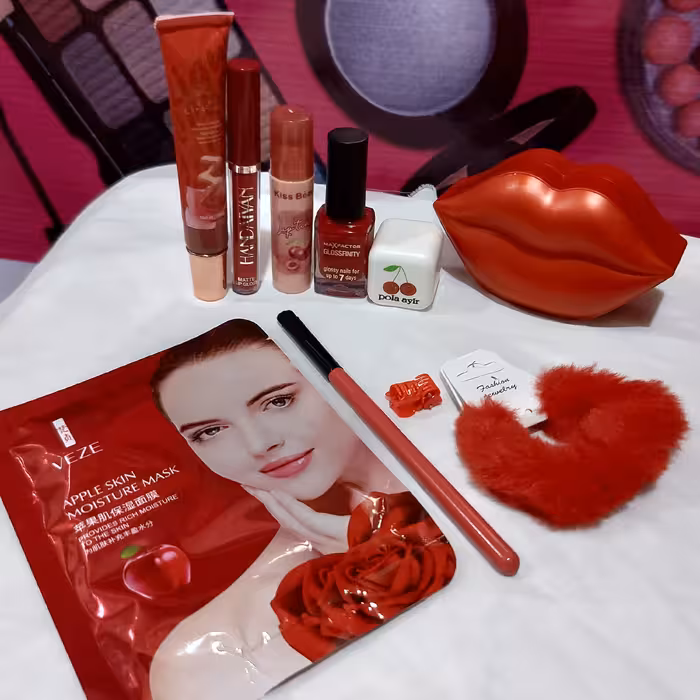 پک آرایشی هدیه قرمز 