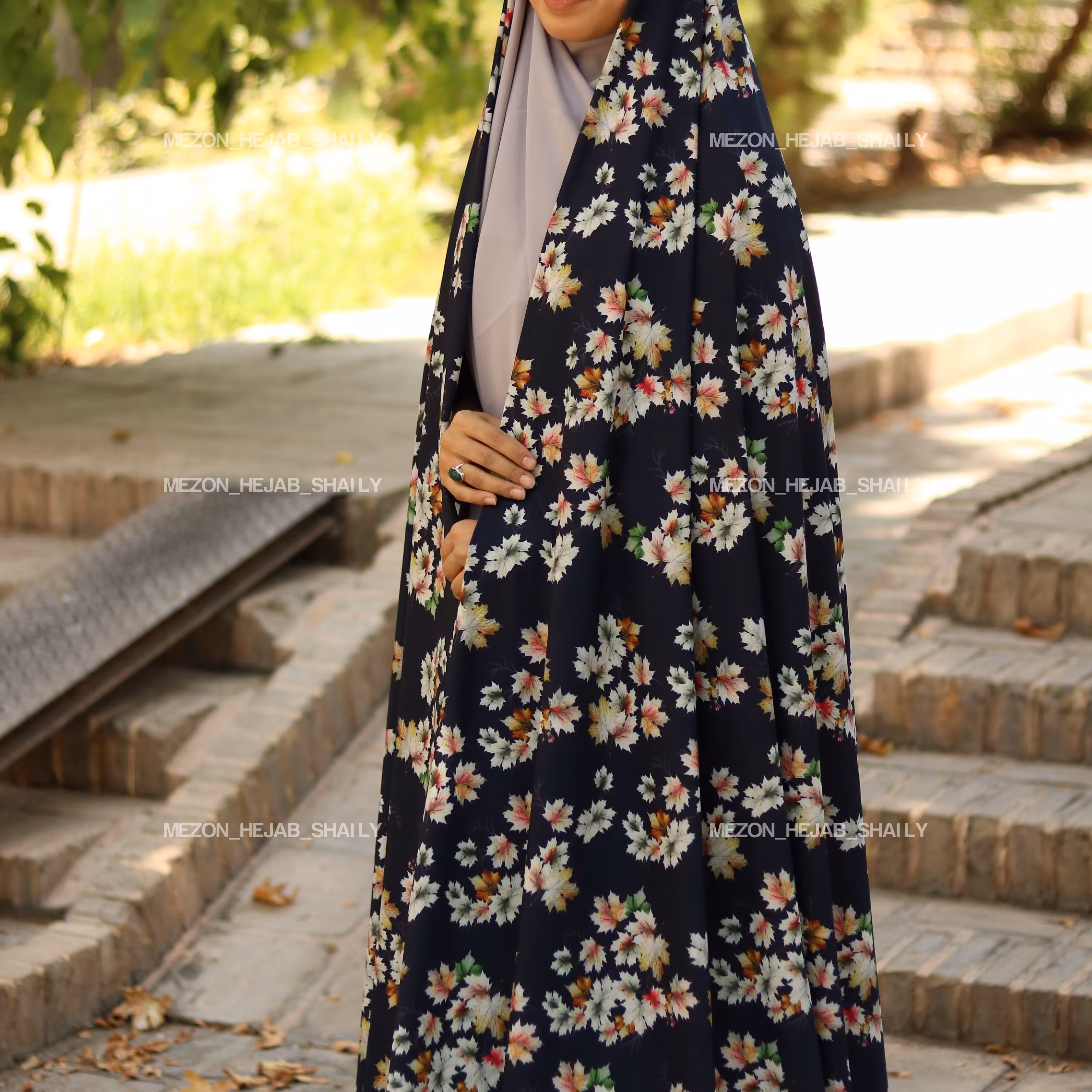 پارچه چادری طرح برگ جنس سوپر سافت رنگ زمینه سورمه ای